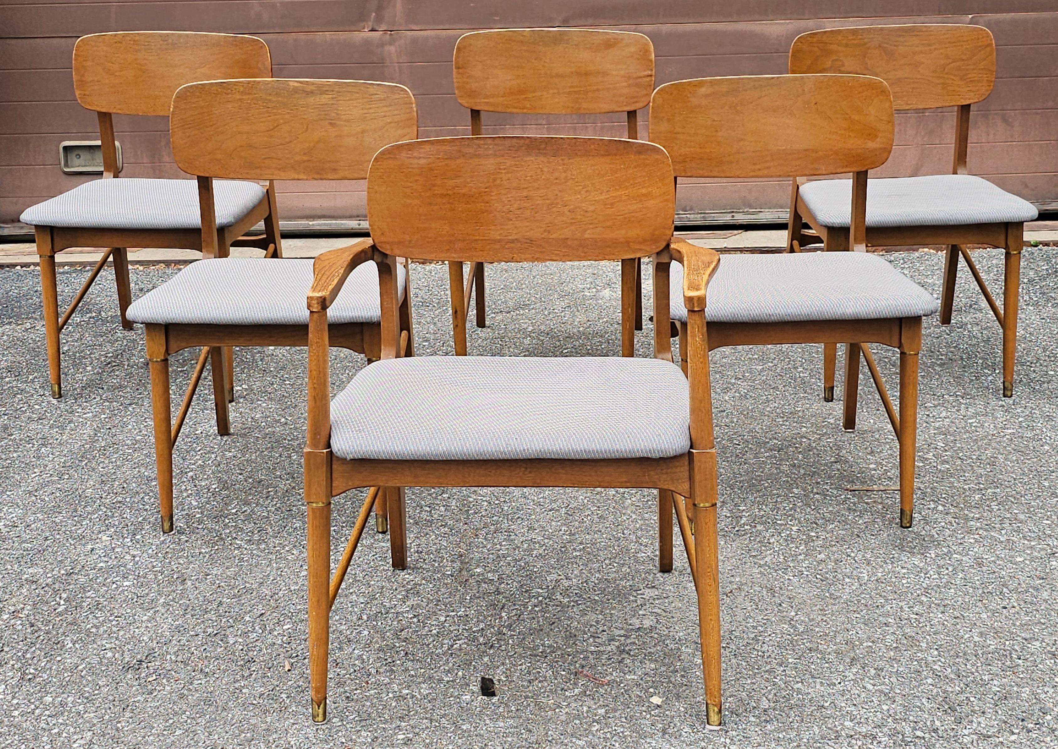 Ensemble de six chaises de salle à manger modernes du milieu du siècle en noyer et à assise tapissée. Un fauteuil capitaine et cinq fauteuils d'appoint. Bleu ciel Rembourrage.

Mesure 19