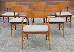 Ensemble de six chaises de salle à manger en noyer et à assise tapissée, de style The Modernity