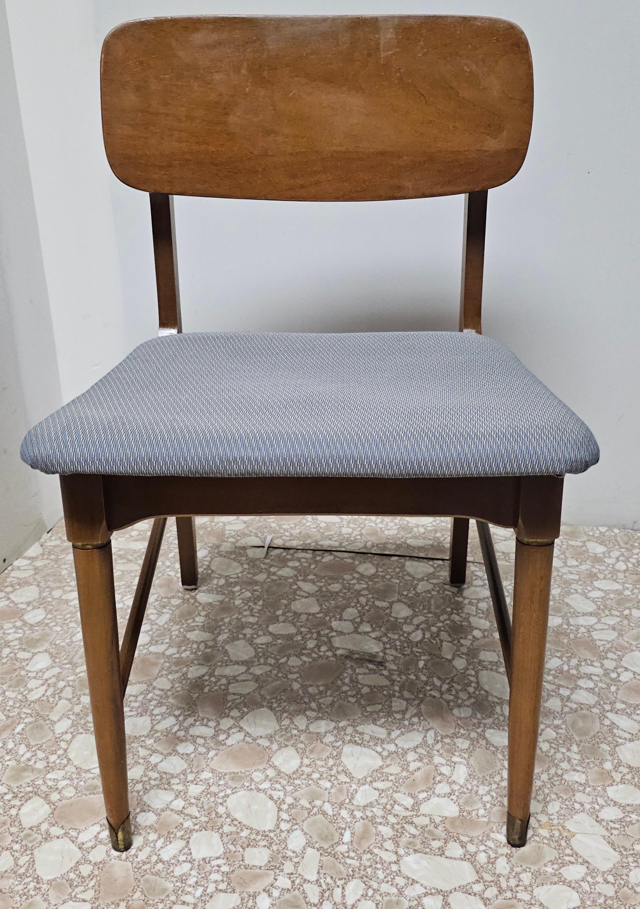 Ensemble de six chaises de salle à manger en noyer et à assise tapissée, de style The Modernity en vente 12