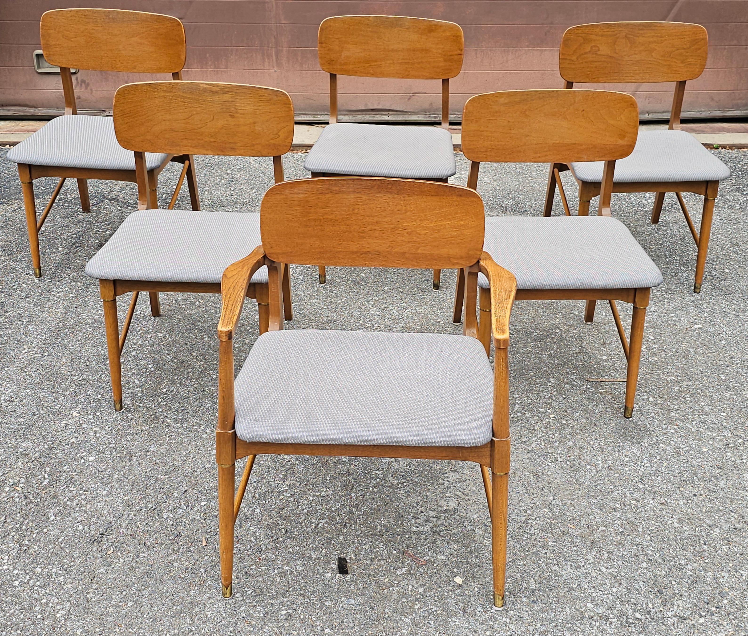 Américain Ensemble de six chaises de salle à manger en noyer et à assise tapissée, de style The Modernity en vente