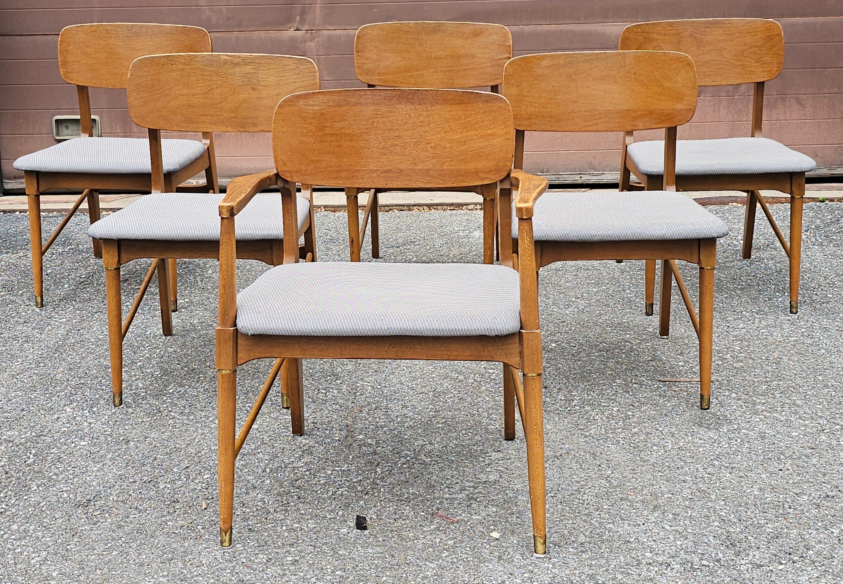 Tacheté Ensemble de six chaises de salle à manger en noyer et à assise tapissée, de style The Modernity en vente