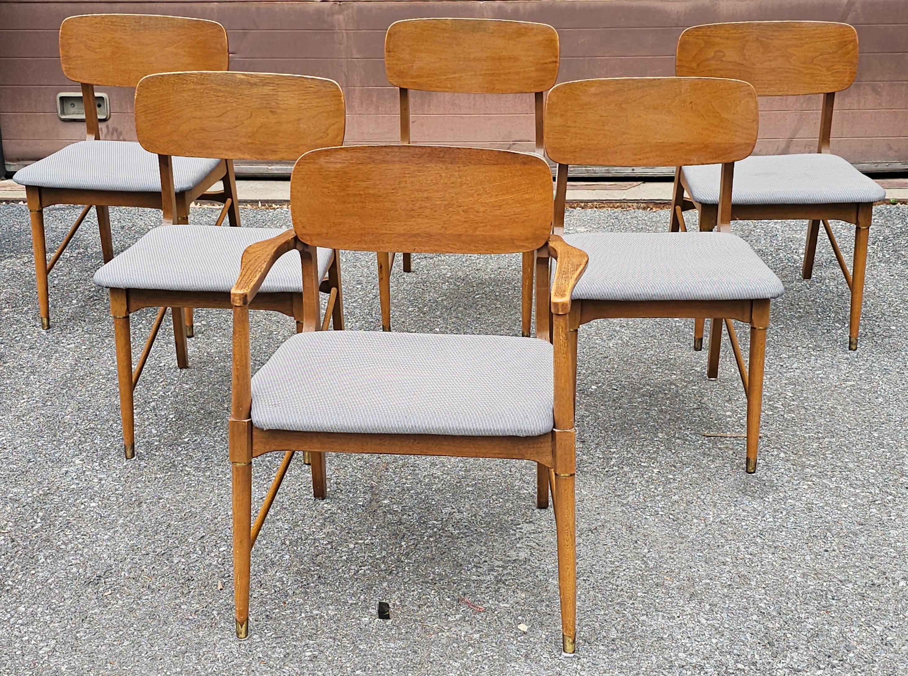 Ensemble de six chaises de salle à manger en noyer et à assise tapissée, de style The Modernity Bon état - En vente à Germantown, MD