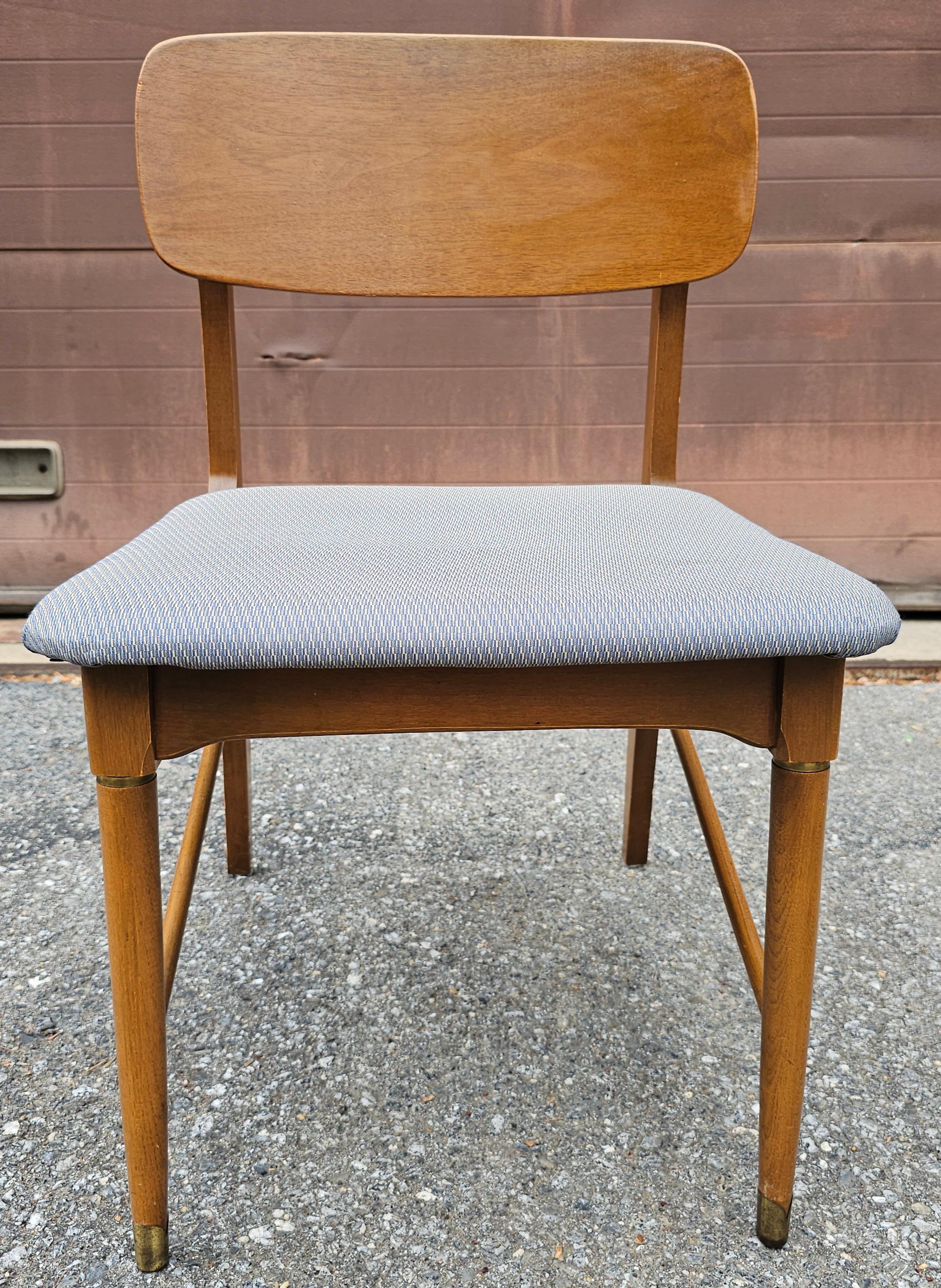 Ensemble de six chaises de salle à manger en noyer et à assise tapissée, de style The Modernity en vente 1