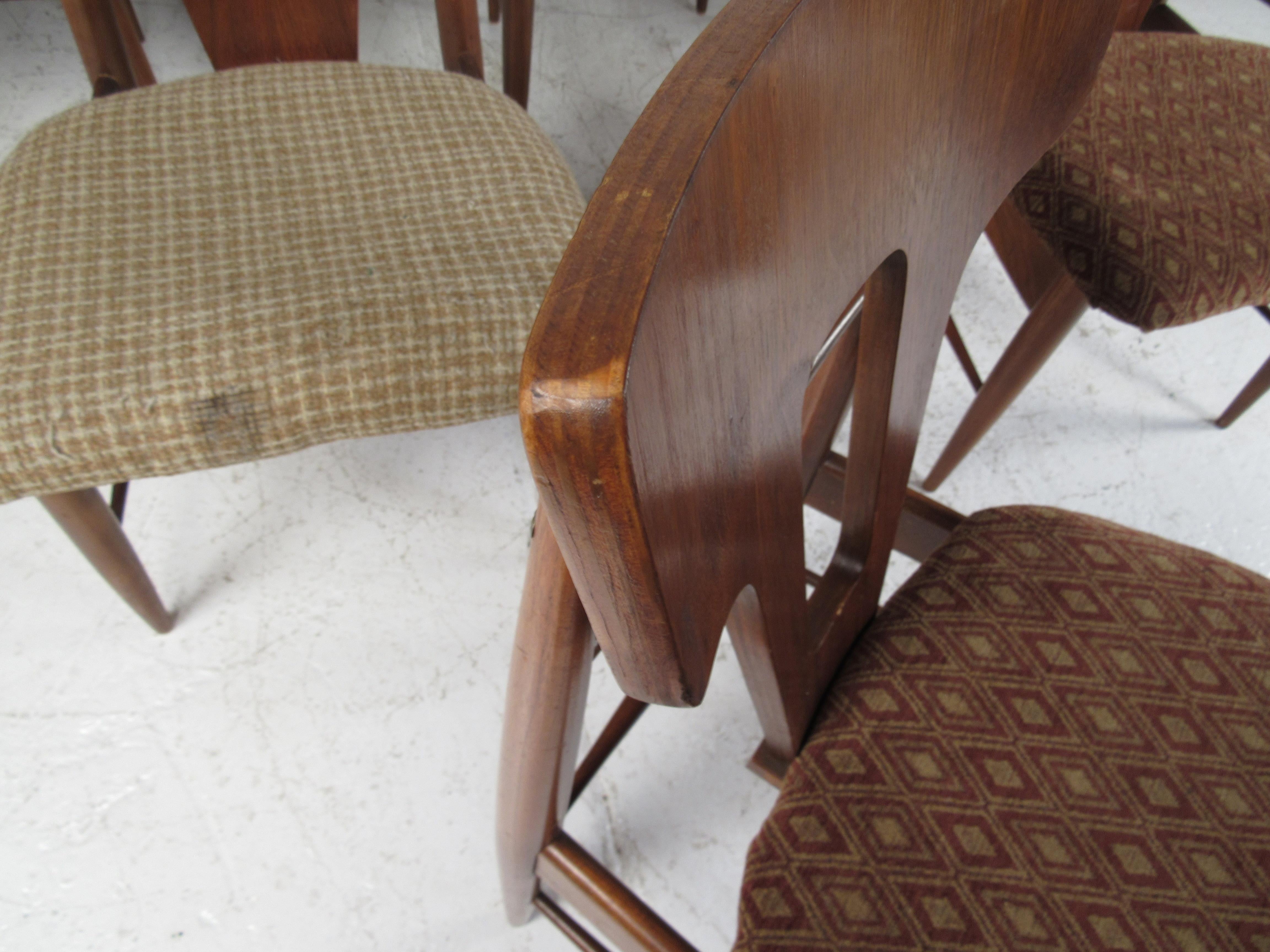 Set di sei sedie da pranzo in legno di noce della metà del secolo scorso in vendita 4