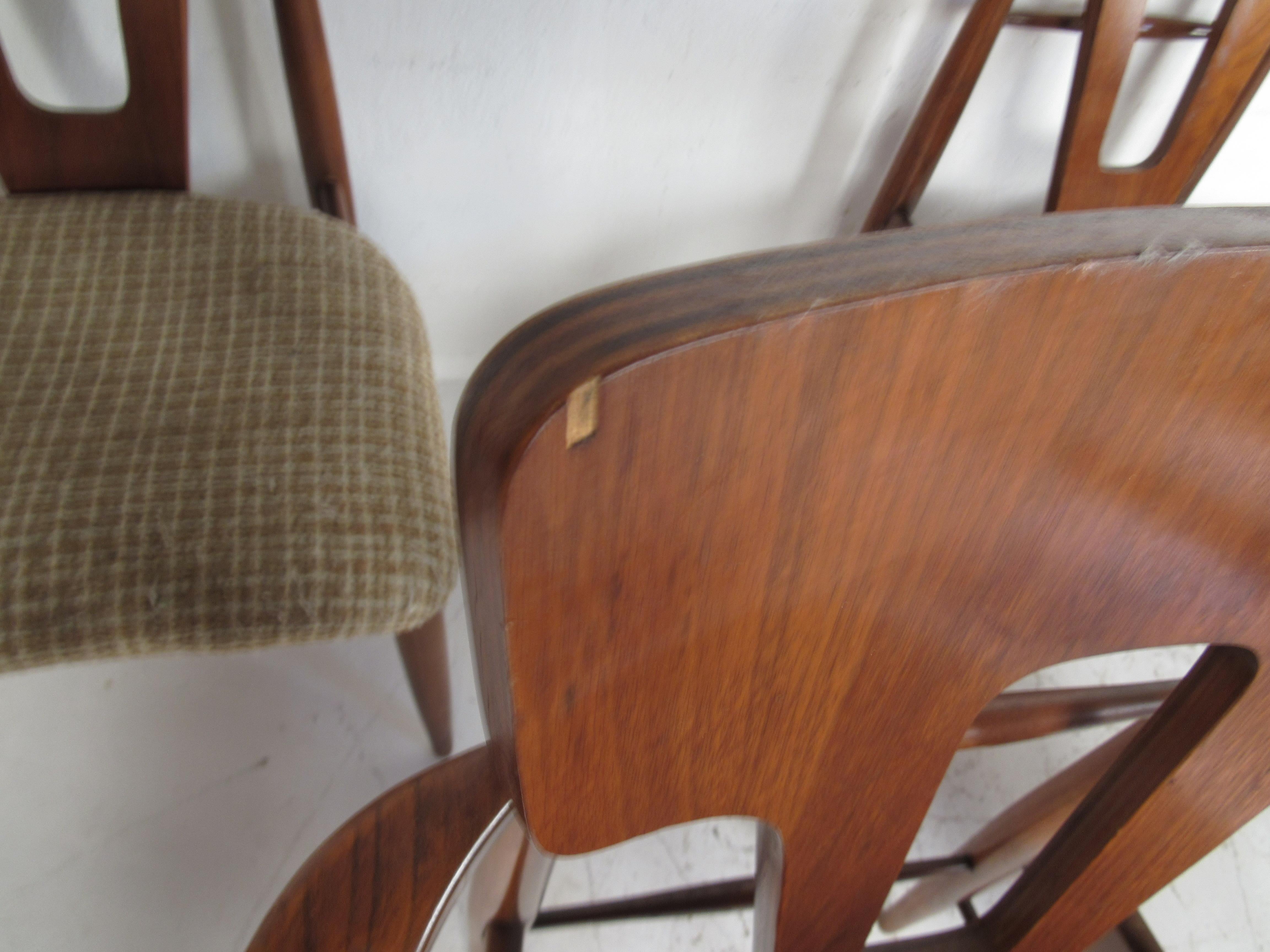 Set di sei sedie da pranzo in legno di noce della metà del secolo scorso in vendita 5