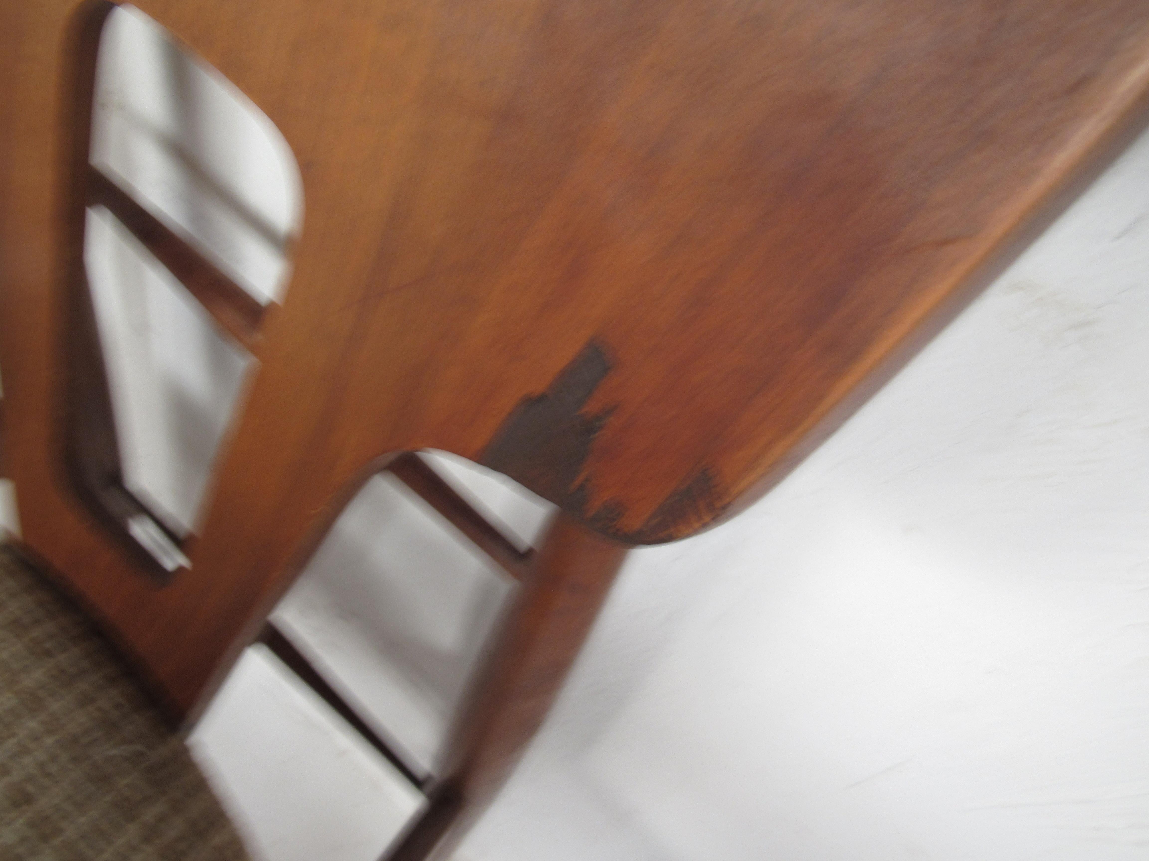 Set di sei sedie da pranzo in legno di noce della metà del secolo scorso in vendita 7