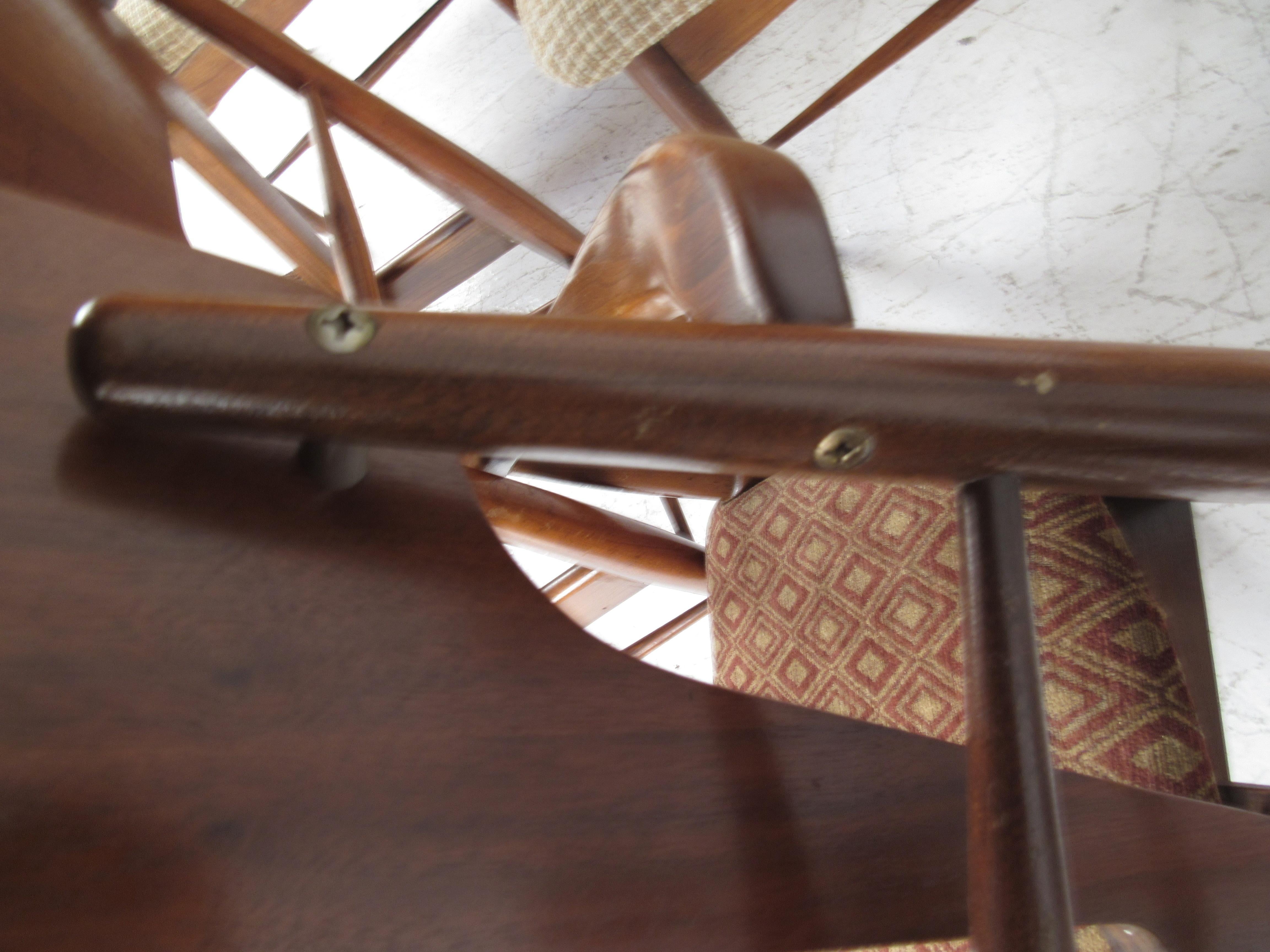 Set di sei sedie da pranzo in legno di noce della metà del secolo scorso in vendita 8