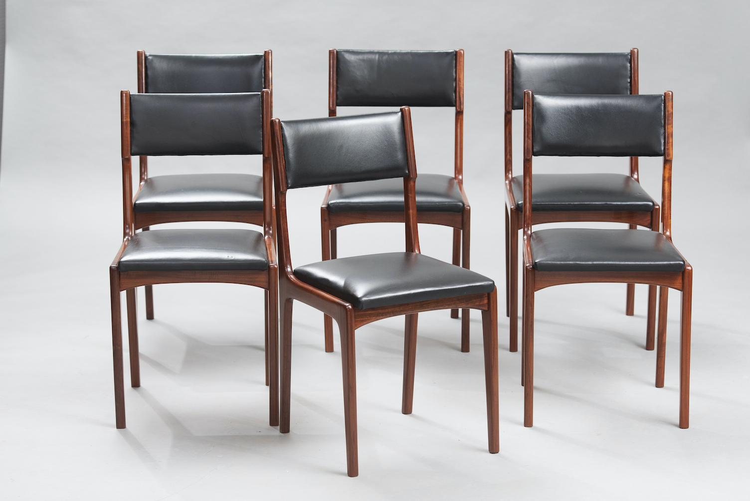 Set of six Mid-Century Modern walnut dining chairs, black leather original upholstery.