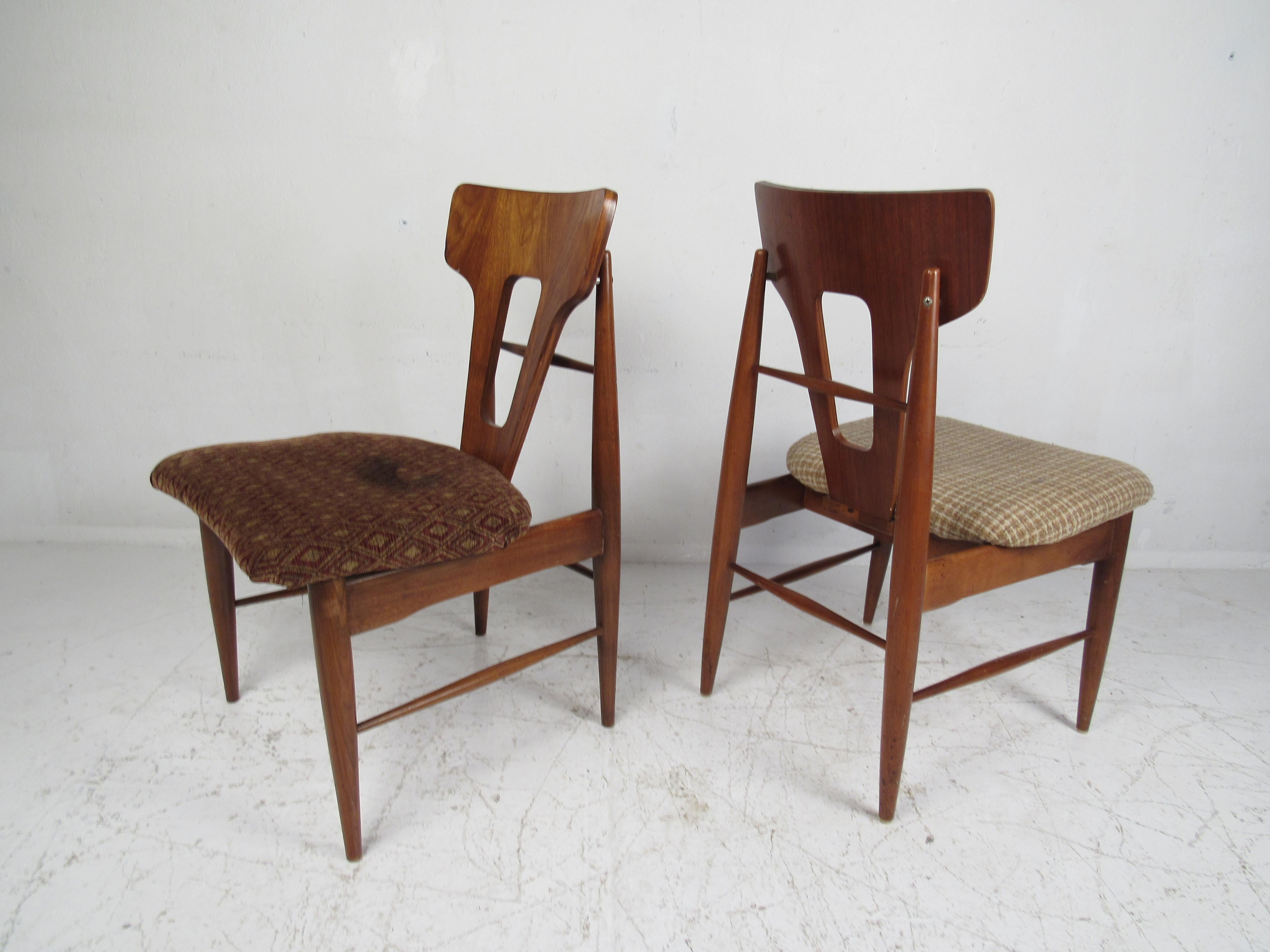 Mid-Century moderno Set di sei sedie da pranzo in legno di noce della metà del secolo scorso in vendita