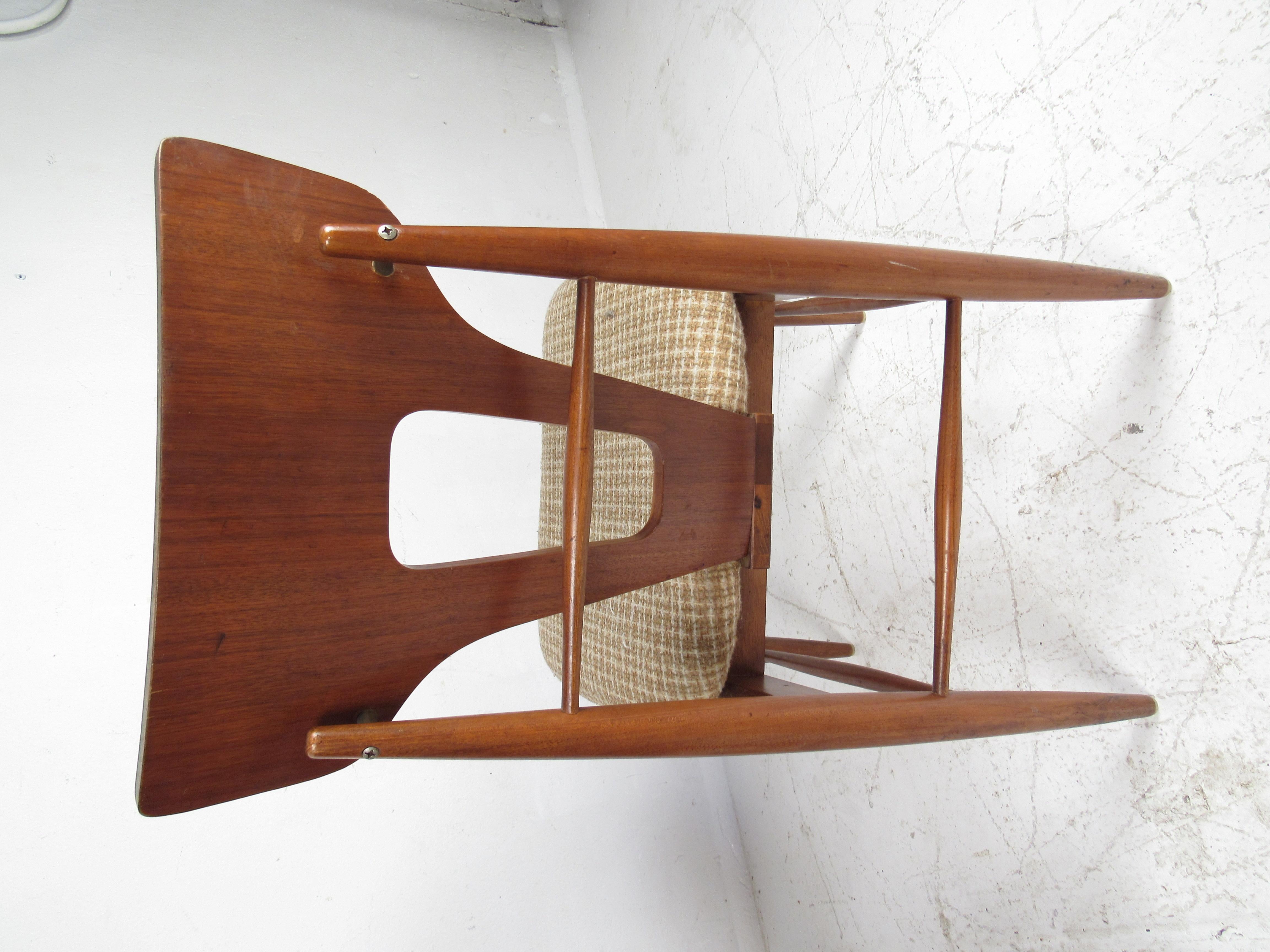 Set di sei sedie da pranzo in legno di noce della metà del secolo scorso In condizioni discrete in vendita a Brooklyn, NY