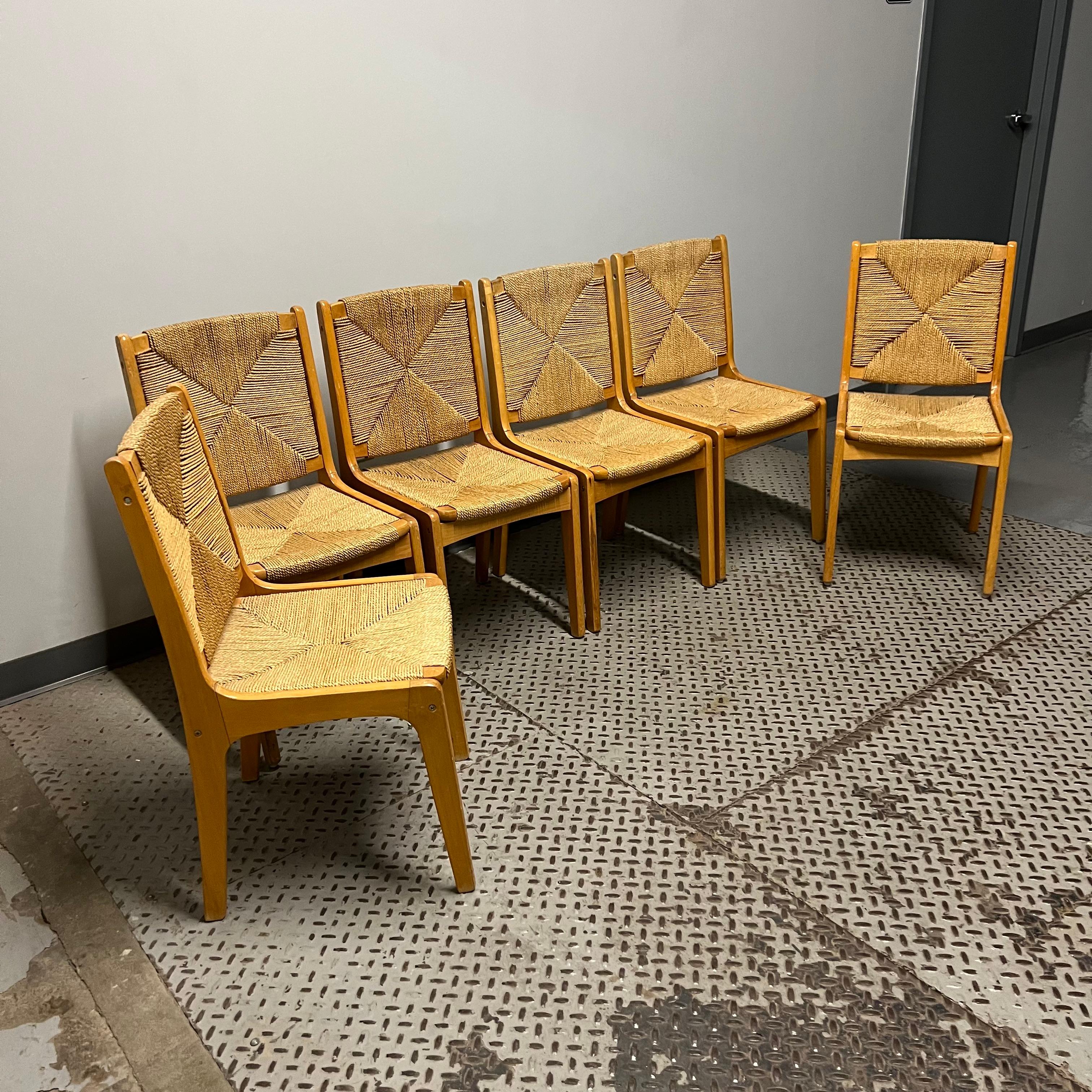 Set of Six Mid-Century Oak and Woven Rush Dining Chairs In Good Condition For Sale In Chicago, IL