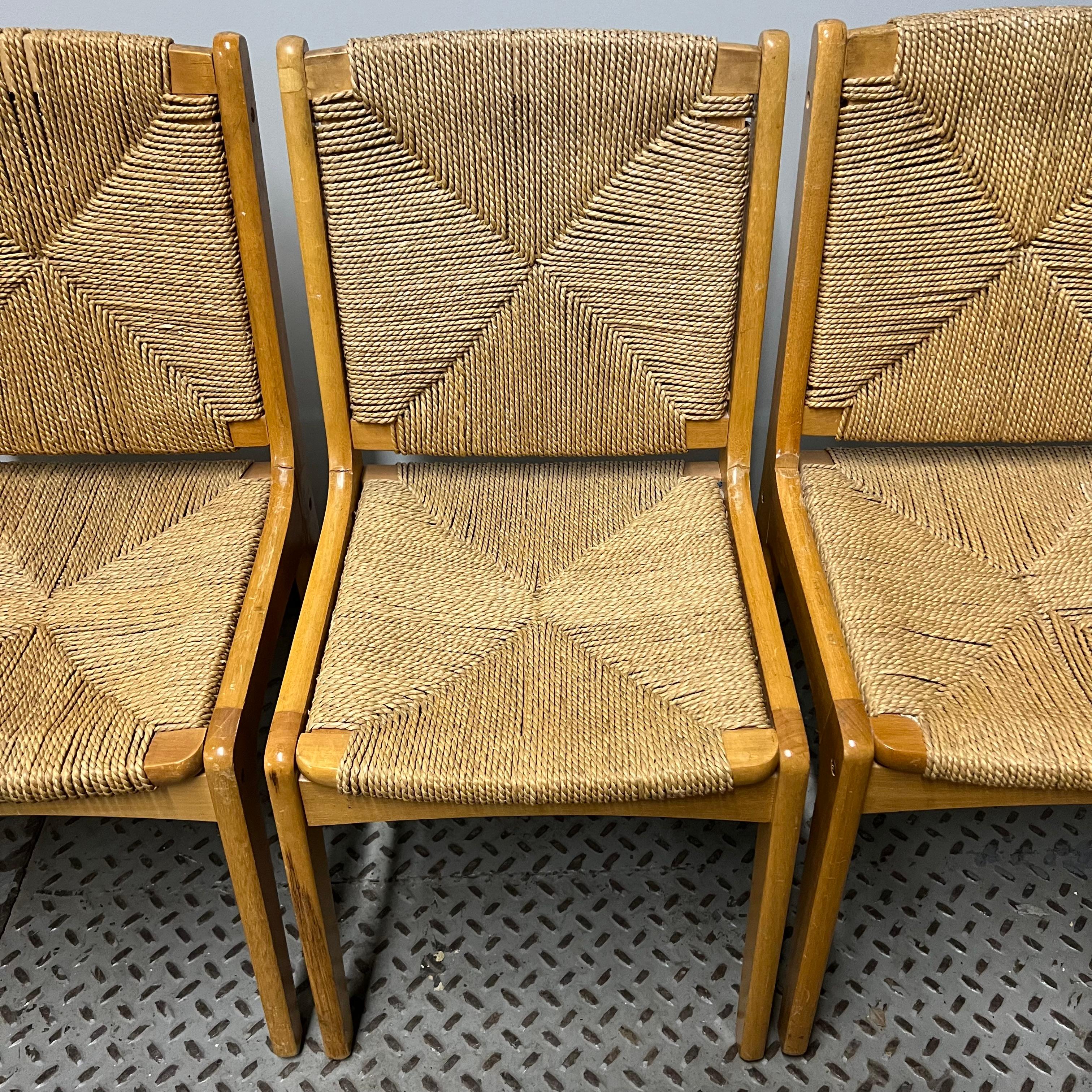 20ième siècle Ensemble de six chaises de salle à manger en chêne et jonc tissé du milieu du siècle dernier en vente