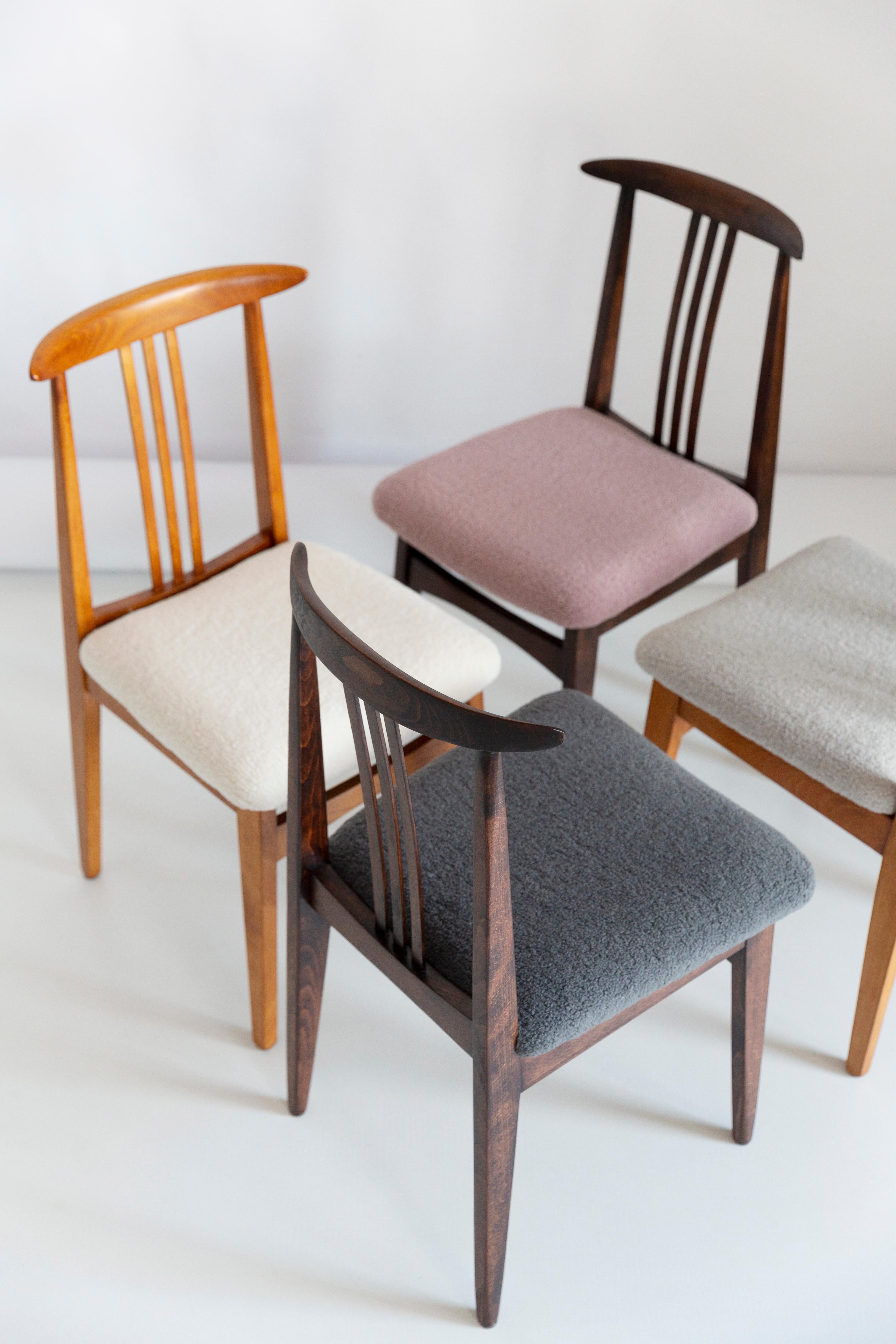 Set of six beech chairs designed by M. Zielinski, type 200 / 100B. Manufactured by the Opole Furniture Industry Center at the end of the 1960s in Poland. The chairs have undergone a complete carpentry and upholstery renovation. Wood is cleaned and