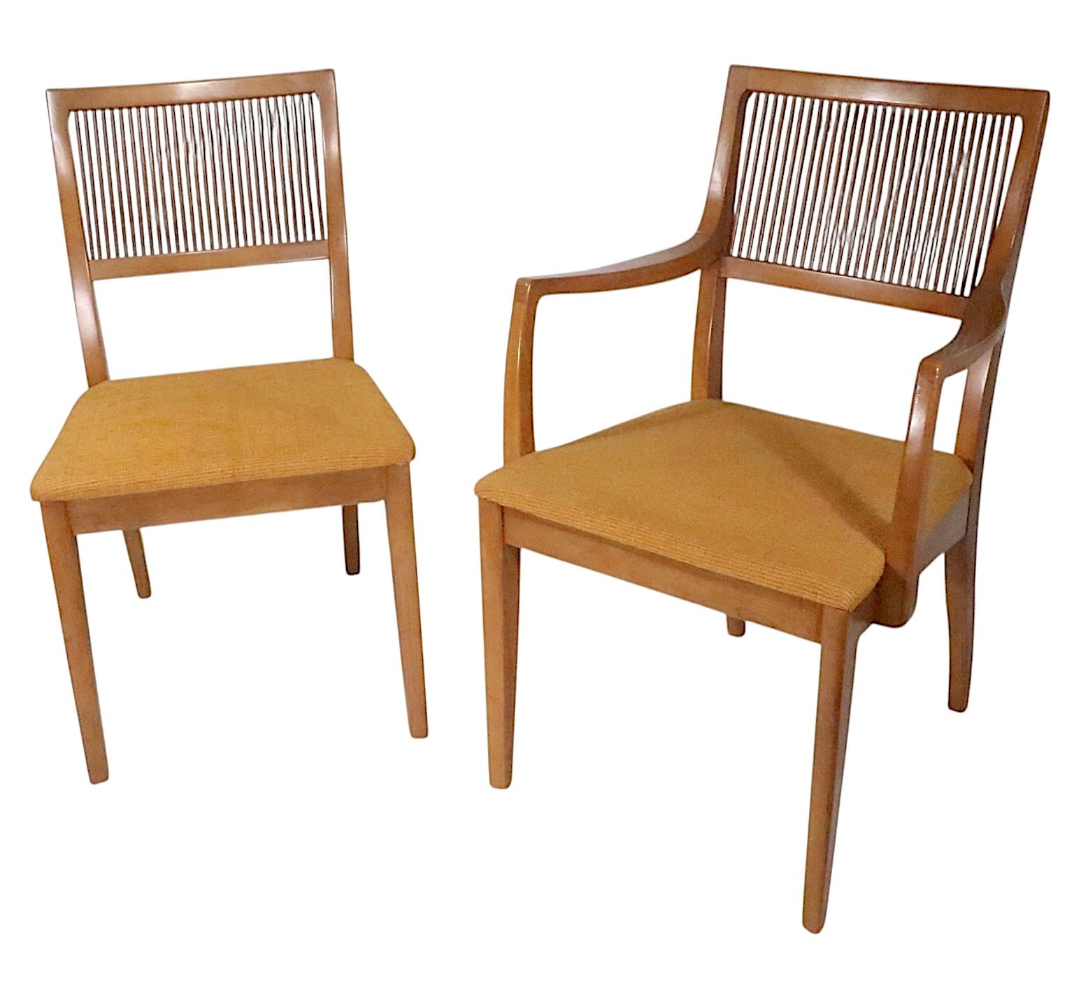 Un bel set pulito di sedie da pranzo del Mid Century, disegnate da John Van Koert per Drexel come parte della serie Profile. Questo set è composto da  sei sedie, due braccioli e quattro sedie laterali. Tutti sono in ottime condizioni, originali e
