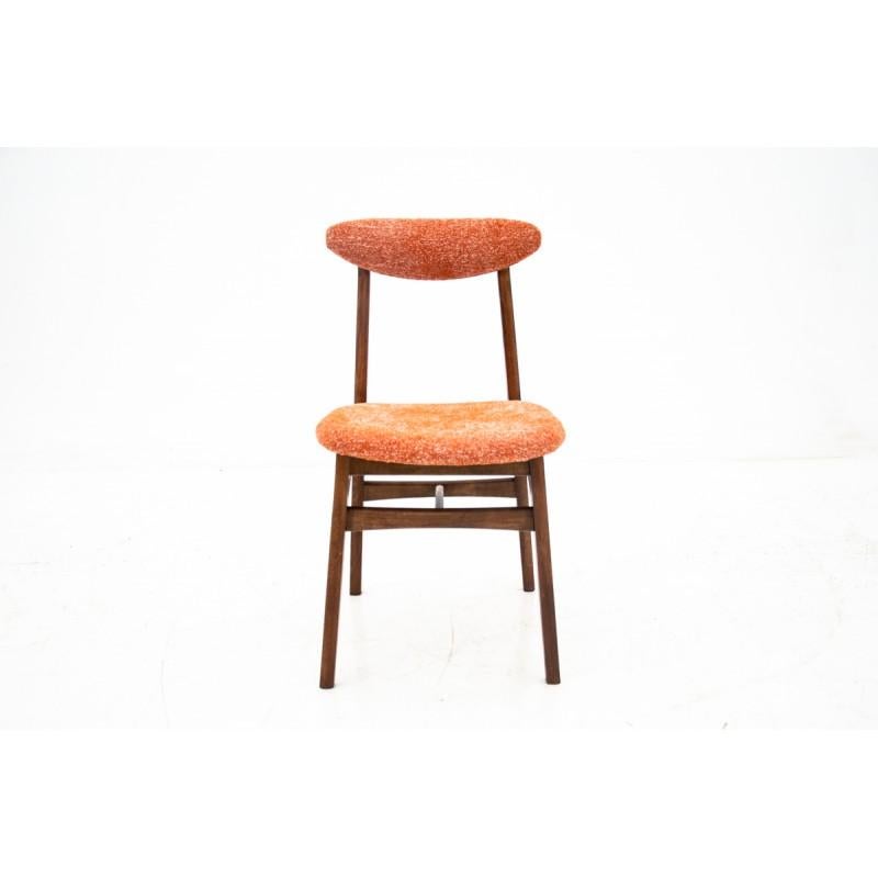 Chair model 200-190 was designed in the 1960s by famous Polish Designer Rajmund Teofil Halas. This set was renovated and the upholstery was changed for the new one, similar to the original one. This construction and design of the chair is Classic