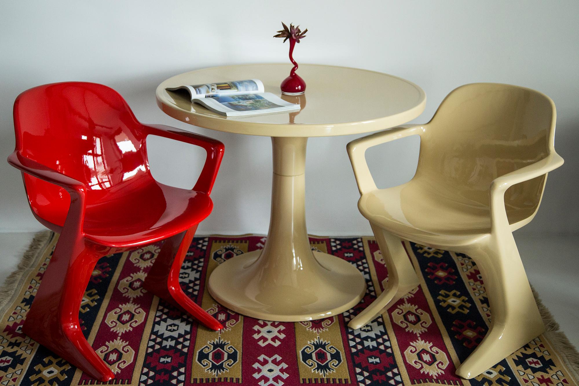 Der z.stuhl, entworfen von Ernst Moeckl (1931-2013) in den 1970er Jahren, ist ein Freischwinger aus Polyurethan, der mit und ohne Armlehnen erhältlich ist. Im Volksmund ist der Stuhl unter seinen geometriebezogenen Namen wie 