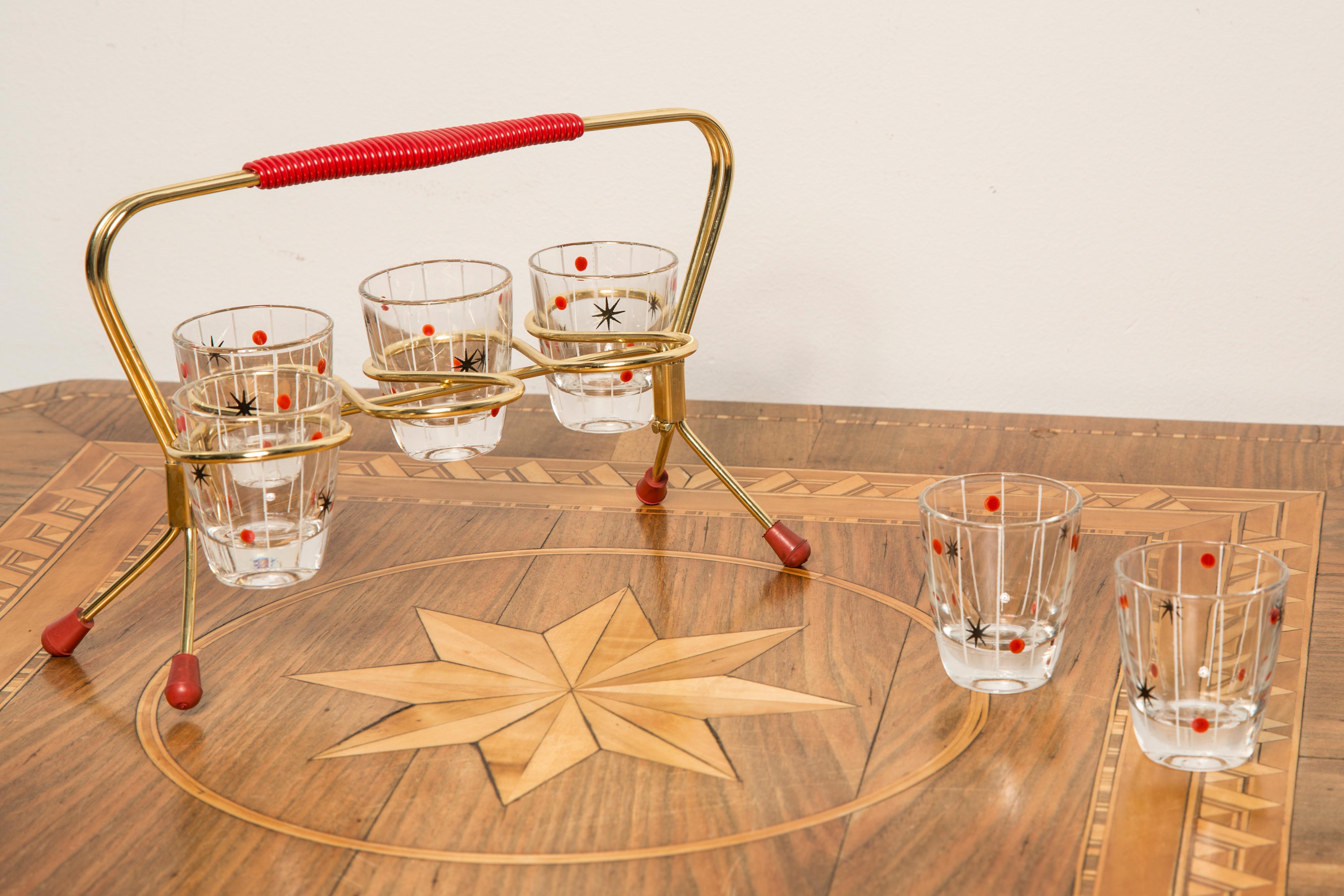 Un superbe verre à motif floral, fabriqué par l'un des nombreux fabricants de verre basés à Bialystok, en Pologne. Le cintre est inclus. Il s'agit d'un excellent complément à toute collection ! 

Dimensions :
Lunettes : Hauteur 5cm, rond 4cm

Très