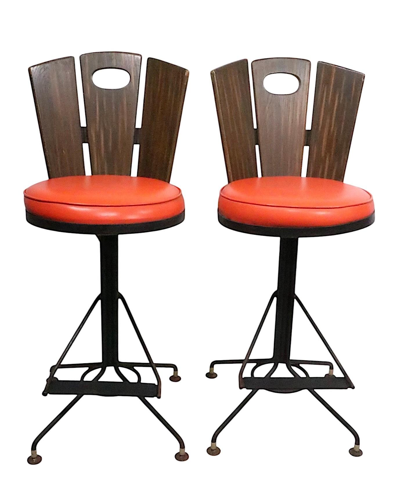 Set of Six Mid Century Swivel Bar Stools att. to Richard McCarthy circa 1960/70s For Sale 5