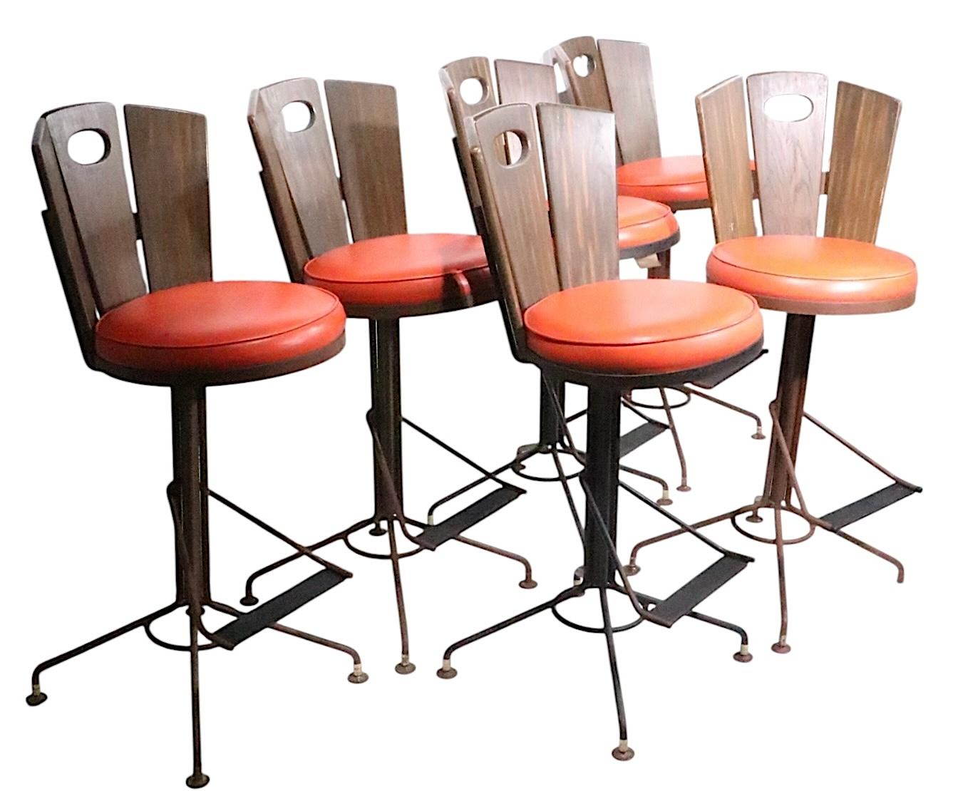 Set of Six Mid Century Swivel Bar Stools att. to Richard McCarthy circa 1960/70s For Sale 13