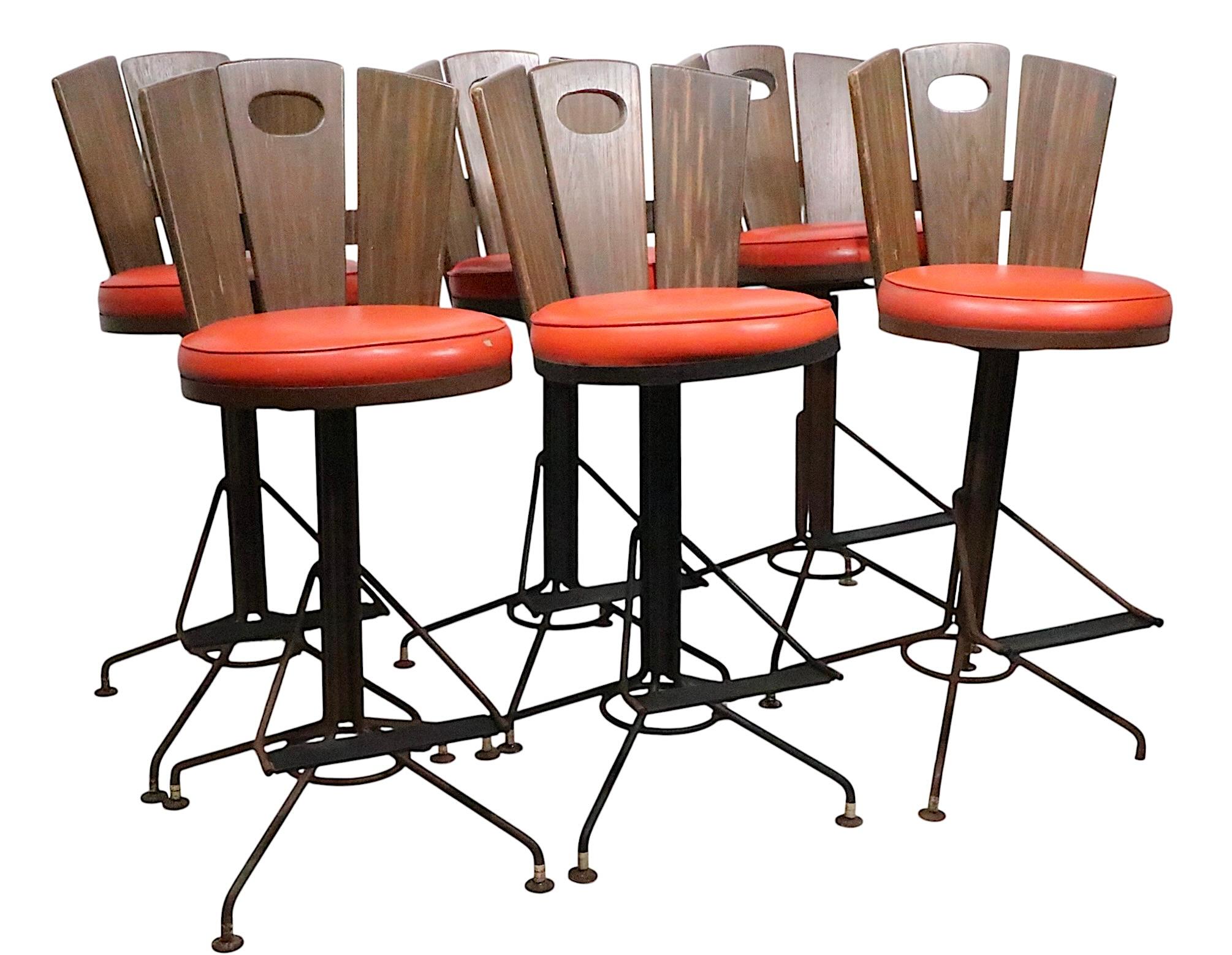 Set of Six Mid Century Swivel Bar Stools att. to Richard McCarthy circa 1960/70s For Sale 1