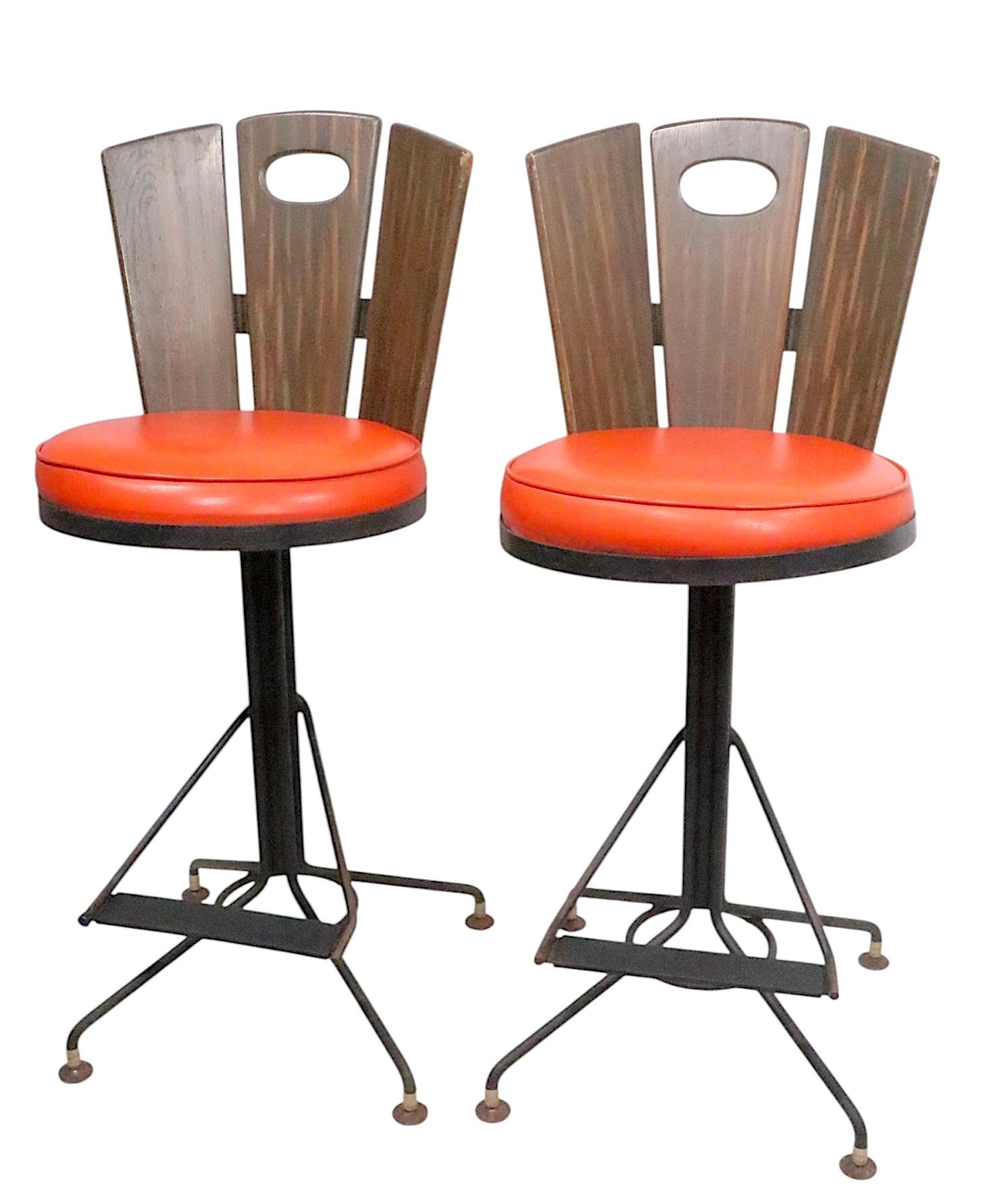 Set of Six Mid Century Swivel Bar Stools att. to Richard McCarthy circa 1960/70s For Sale 2
