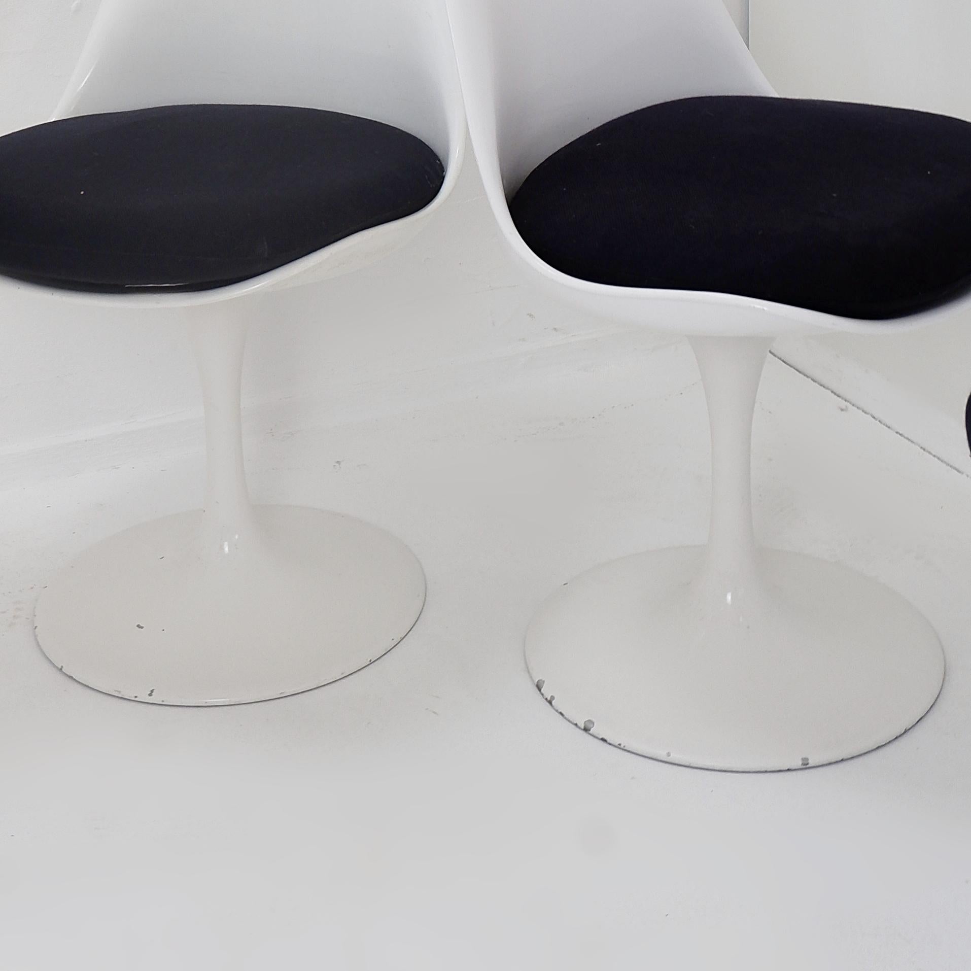 Satz von sechs weißen Tulpendrehstühlen aus der Mitte des Jahrhunderts von Rudi Bonzanini.
Tulip Chair - Italienischer Designer
Der Tulip Chair zeichnet sich durch ergonomischen Komfort aus: Die geschwungene Rückenlehne und die geformte Sitzfläche