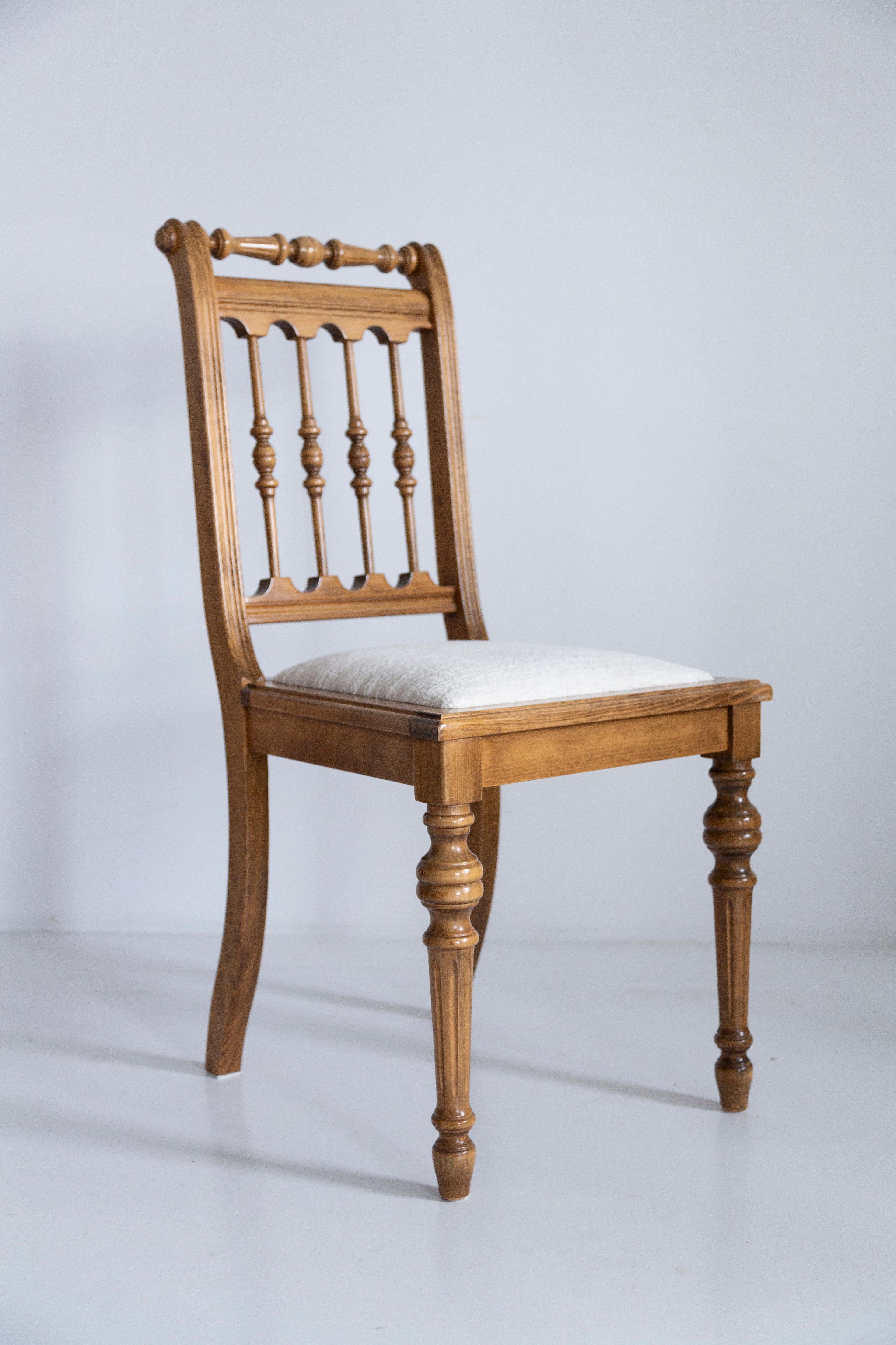 This is a beautifully restored vintage dining chair, originally crafted by the esteemed furniture factories in Radomsko, Poland. With a history likely dating back to the 1960s, this chair showcases the exceptional craftsmanship for which Radomsko