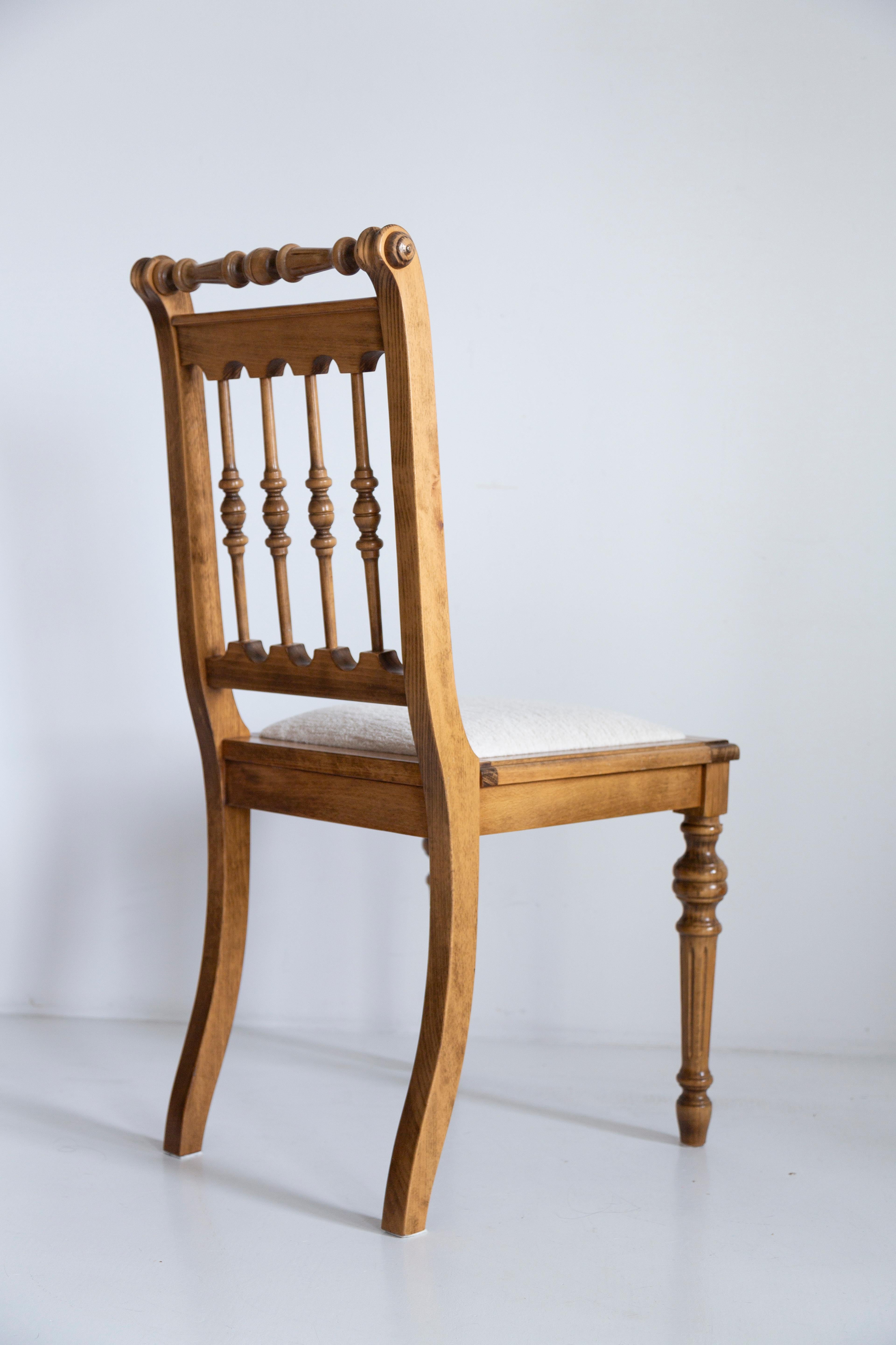 Set of Six Mid Century Unique Chairs, White Chenille, Oak Wood, Europe, 1960s For Sale 1