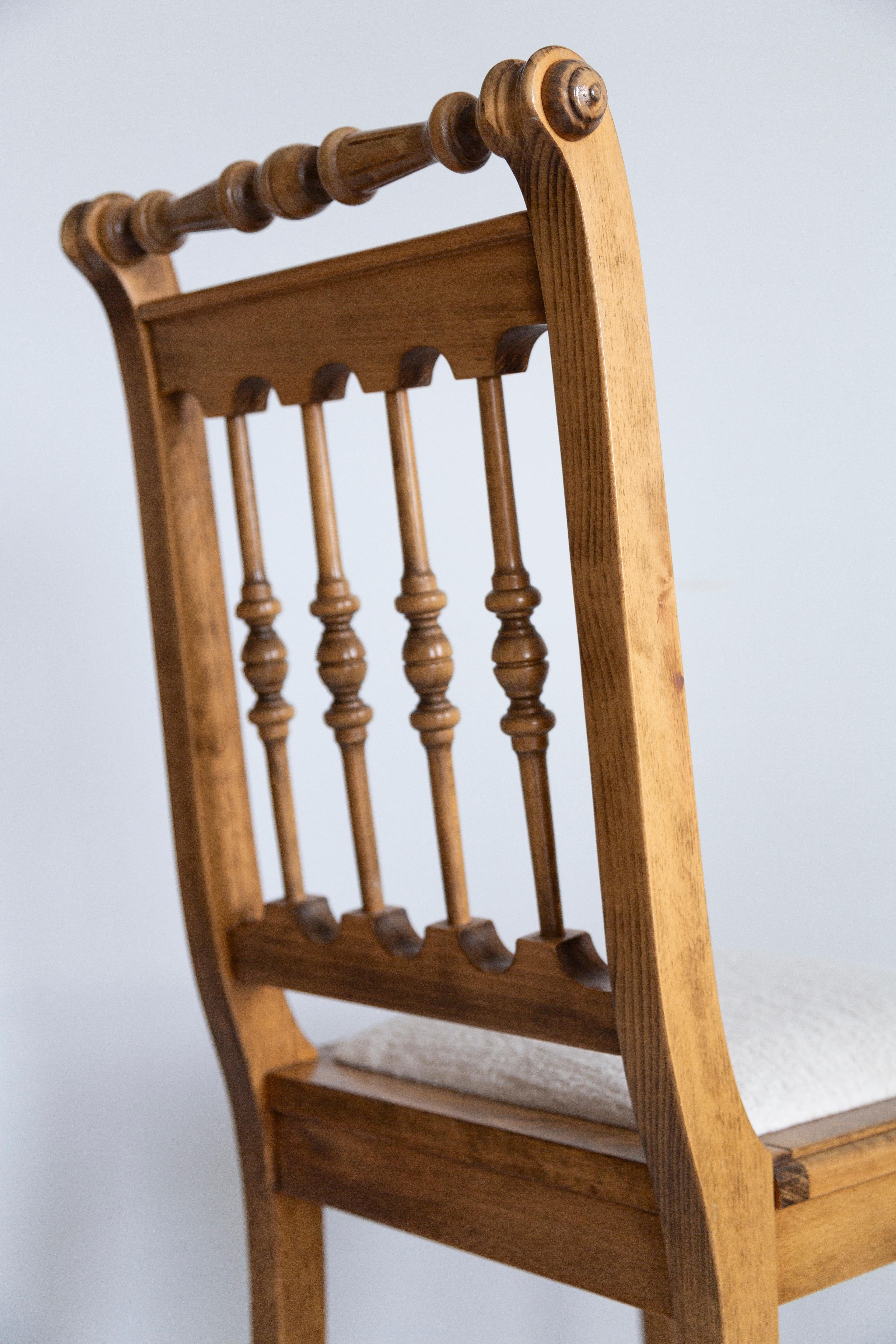 Set of Six Mid Century Unique Chairs, White Chenille, Oak Wood, Europe, 1960s For Sale 2