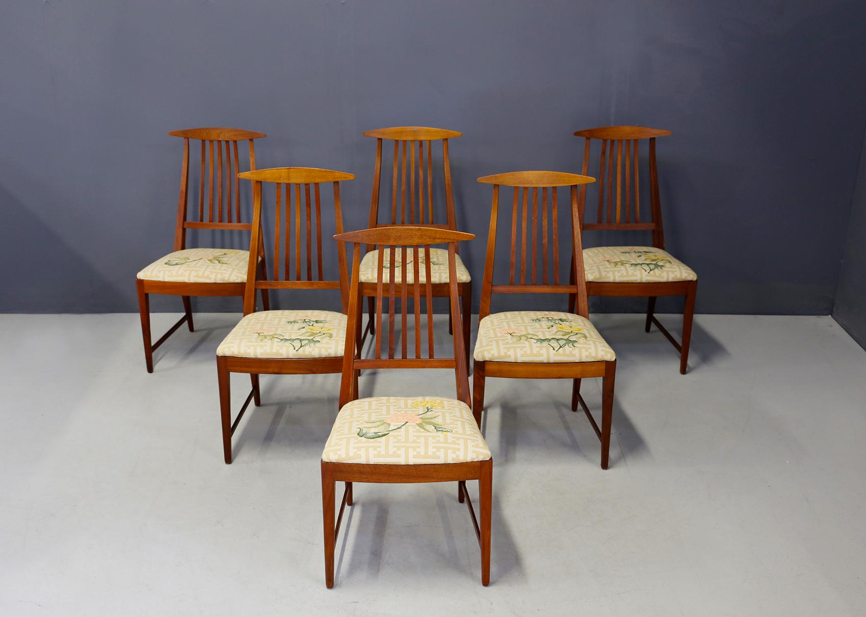 Elegant midcentury American set from the 1950s. The set is in perfect condition and is made of cherrywood. The set consists of 6 pieces and presents the original fabric of the time in cotton in perfect condition. The fabric has floral designs. From