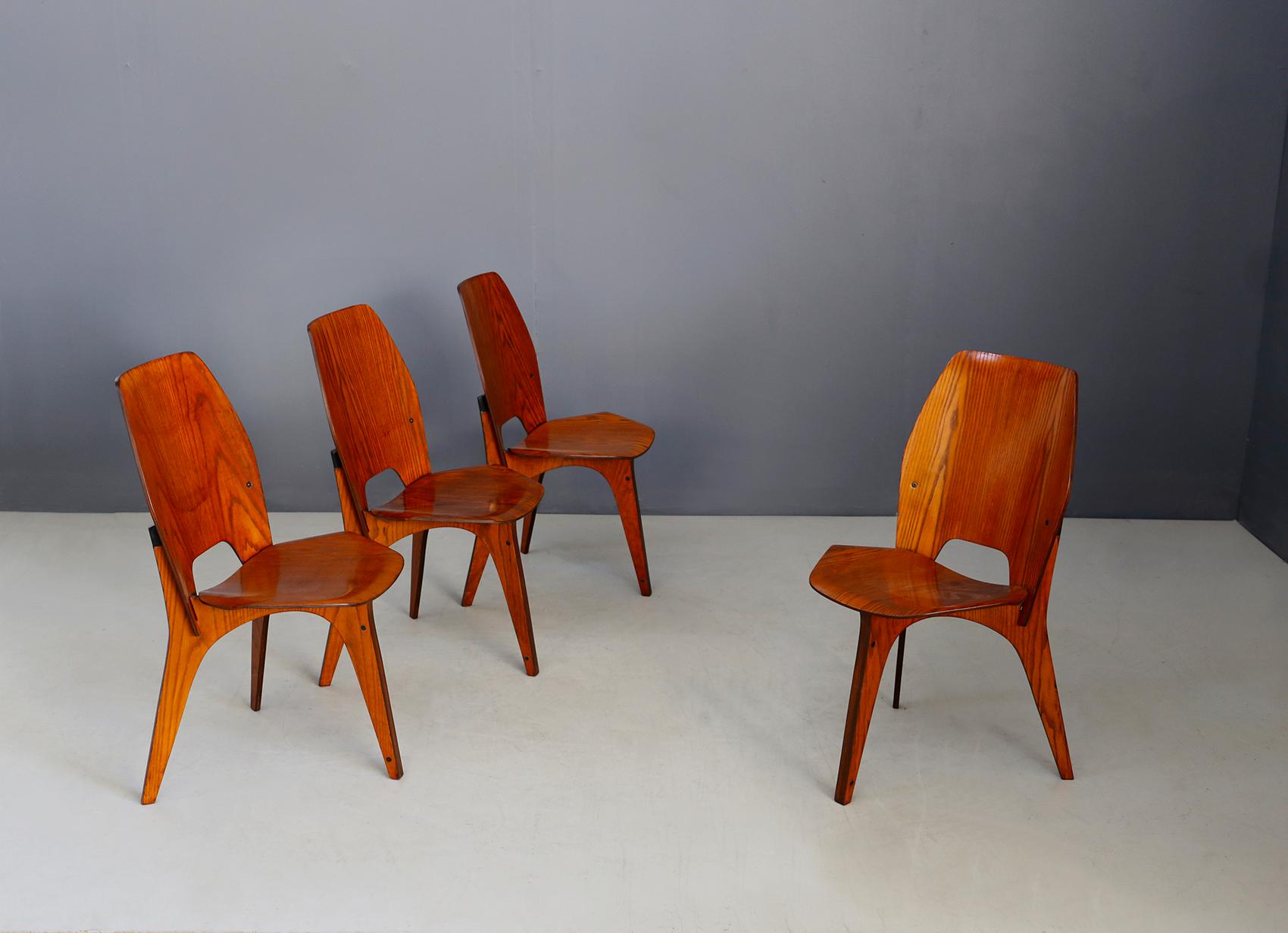 Rare chairs designed by Eugenio Gerli for the Tecno manufactory circa 1958.
The chairs are made of teak plywood. Manufactured by Tecno, Italy. Their great rarity and peculiarity is its interlocking game made with wood. Given the joints you can see