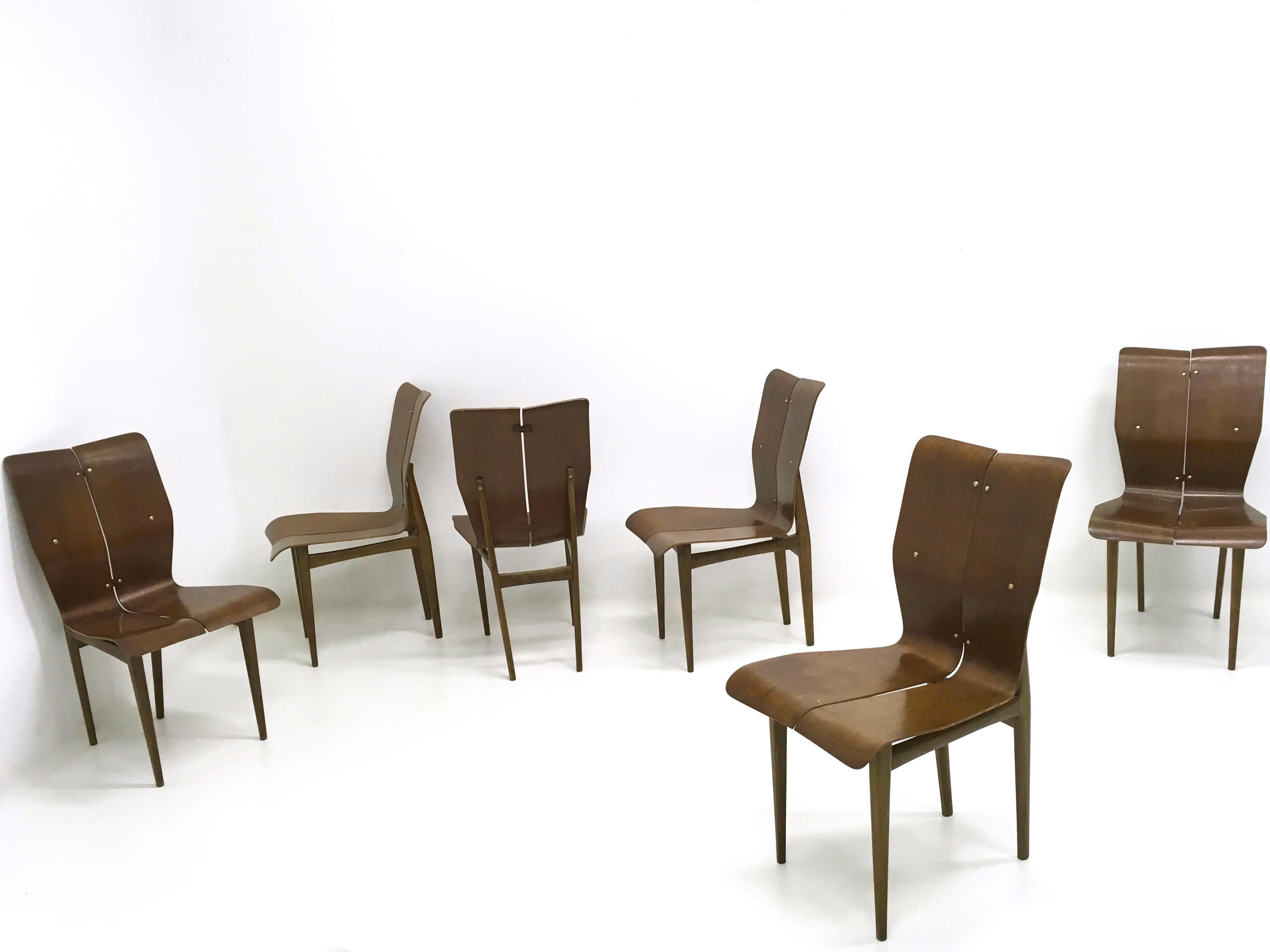 Fabriqué en Finlande, années 1950.
Ils sont dotés d'une assise et de pieds en bois incurvés et de détails en laiton, 
Ces chaises sont vintage, elles peuvent donc présenter de légères traces d'utilisation, mais elles peuvent être considérées comme
