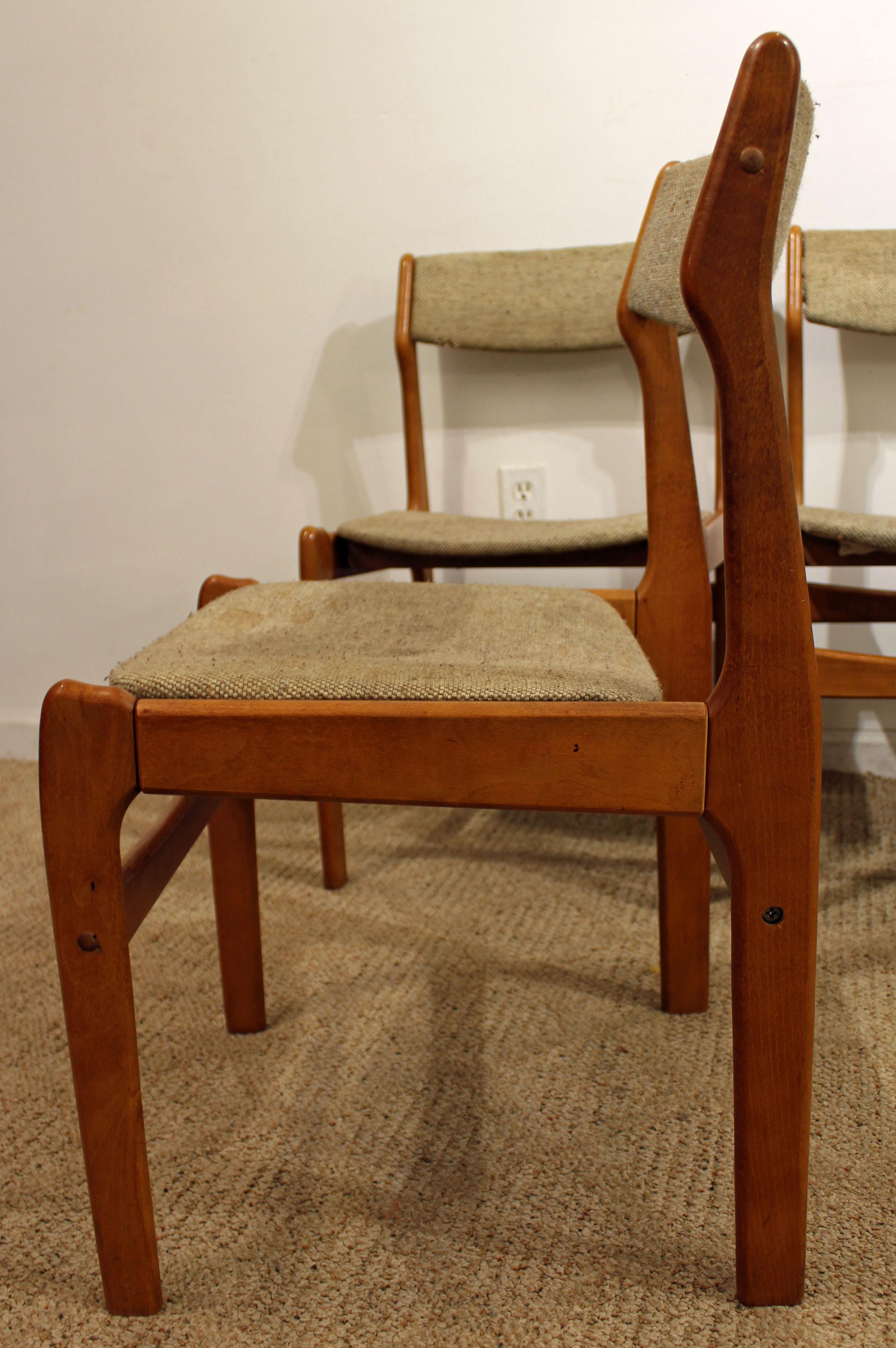 Offered is a set of six Danish modern teak dining or side chairs. They are structurally sound, but need restoration. They are not marked. These came out of a local estate. 

Dimensions:
18.5