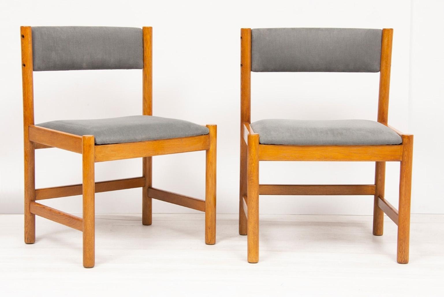 Set of six midcentury Danish oak dining chairs by Borge Mogensen. Newly upholstered in blue/grey brushed linen.