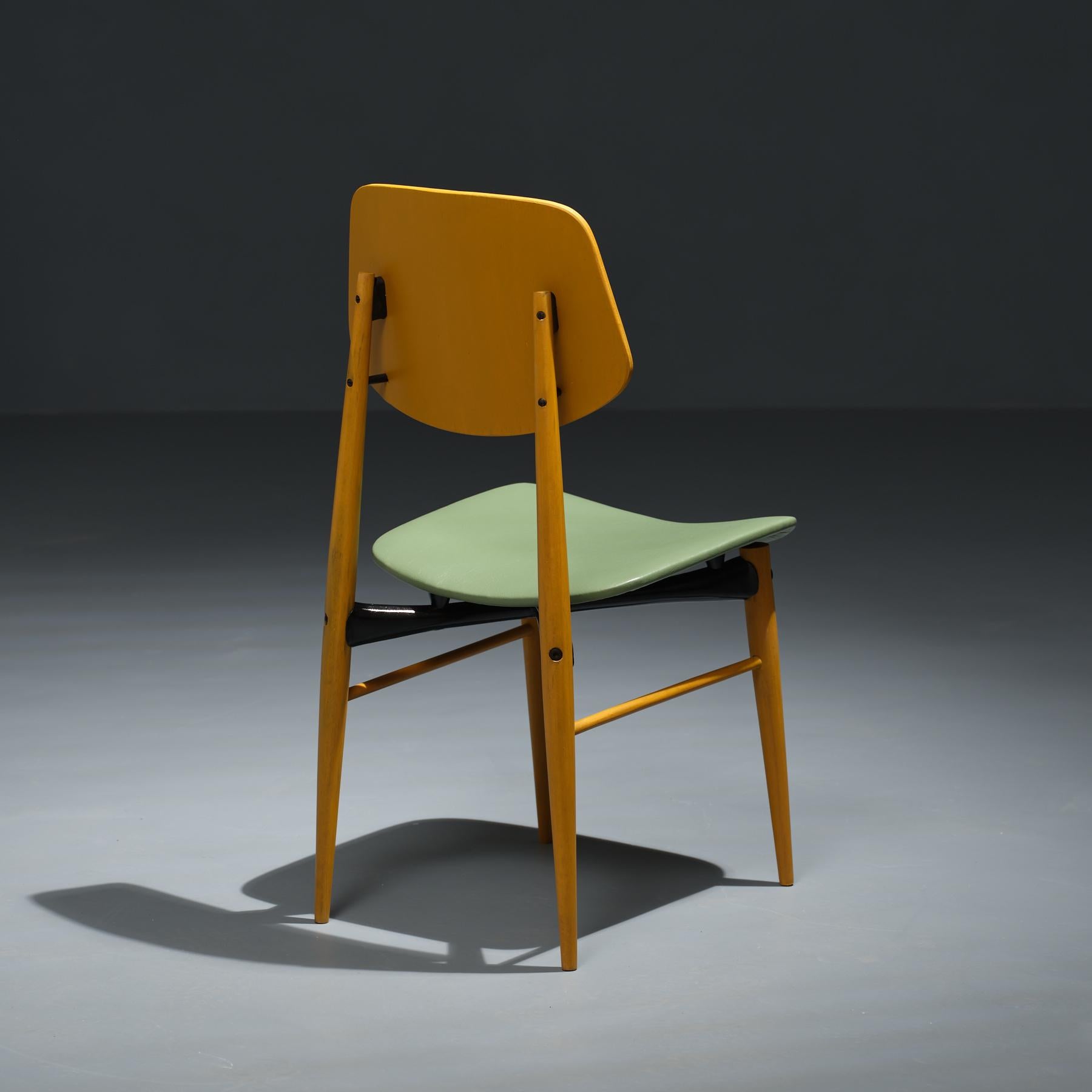 Satz von sechs Esszimmerstühlen, die aus der geschätzten italienischen Handwerkskunst der 1950er Jahre stammen. Jeder Stuhl wurde fachmännisch restauriert und verbindet die zeitlose Eleganz des Designs aus der Mitte des Jahrhunderts mit modernen