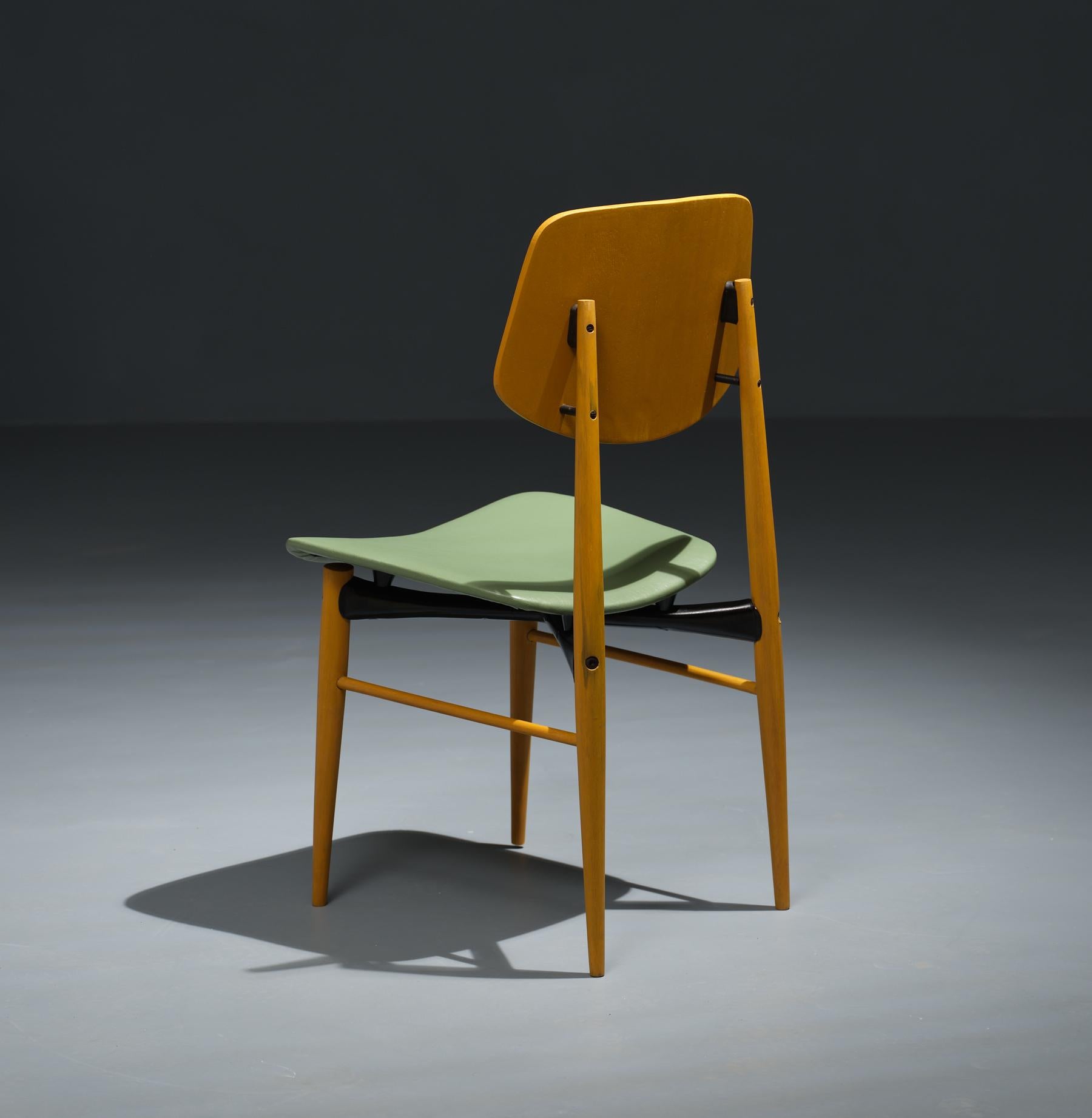 Satz von sechs italienischen Esszimmerstühlen aus der Mitte des Jahrhunderts: restaurierte Vintage-Stühle aus den 1950er Jahren (Moderne der Mitte des Jahrhunderts) im Angebot