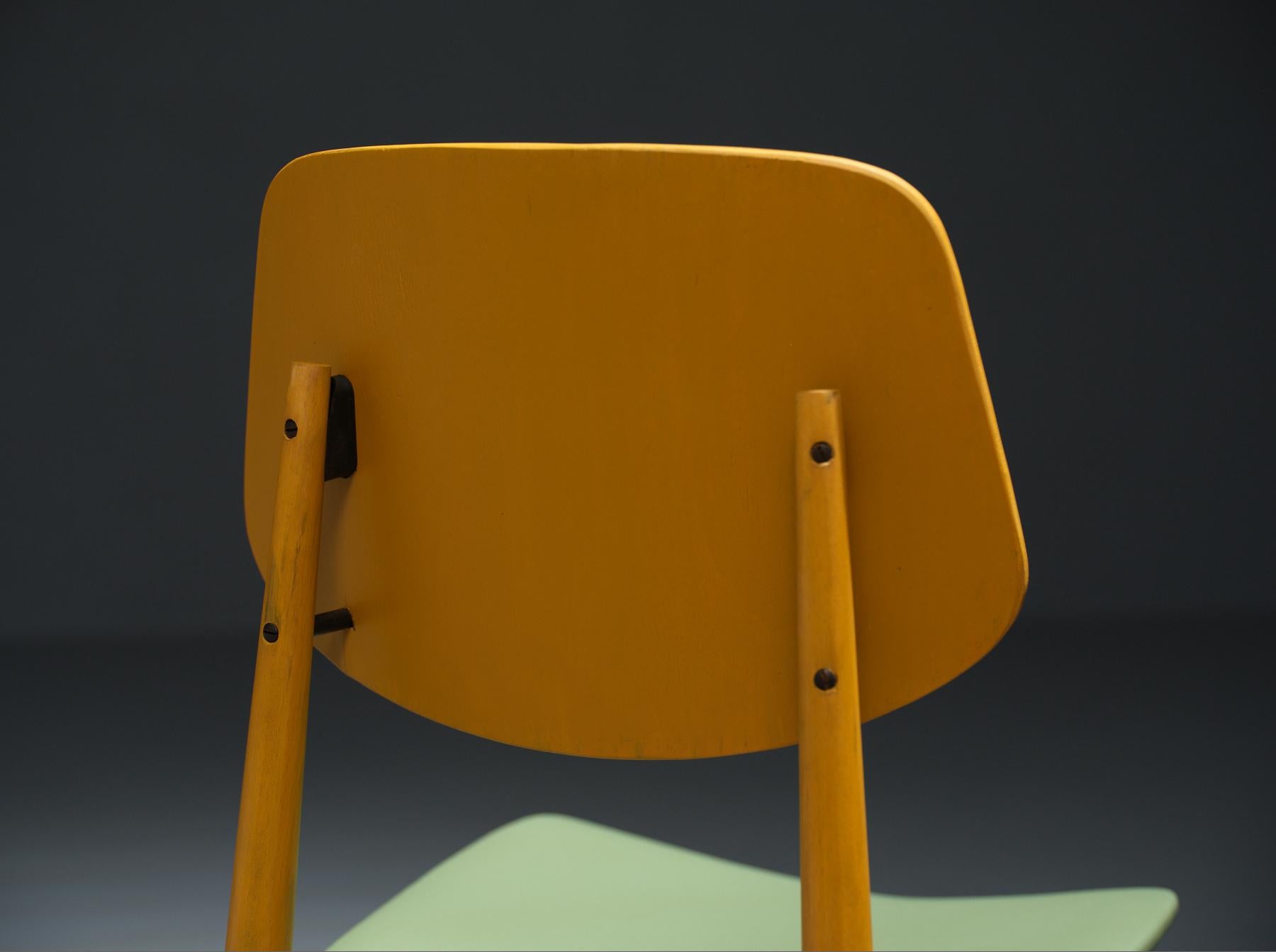 Satz von sechs italienischen Esszimmerstühlen aus der Mitte des Jahrhunderts: restaurierte Vintage-Stühle aus den 1950er Jahren (Mitte des 20. Jahrhunderts) im Angebot