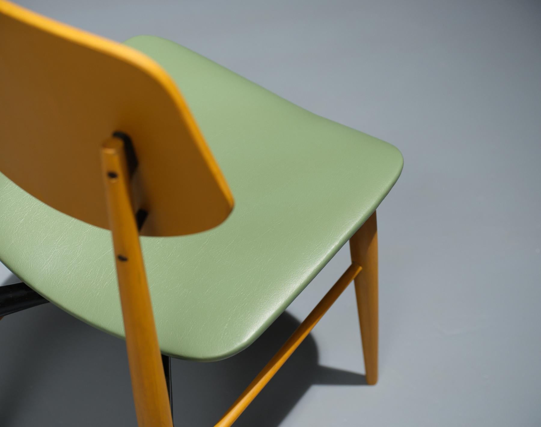 Satz von sechs italienischen Esszimmerstühlen aus der Mitte des Jahrhunderts: restaurierte Vintage-Stühle aus den 1950er Jahren (Messing) im Angebot
