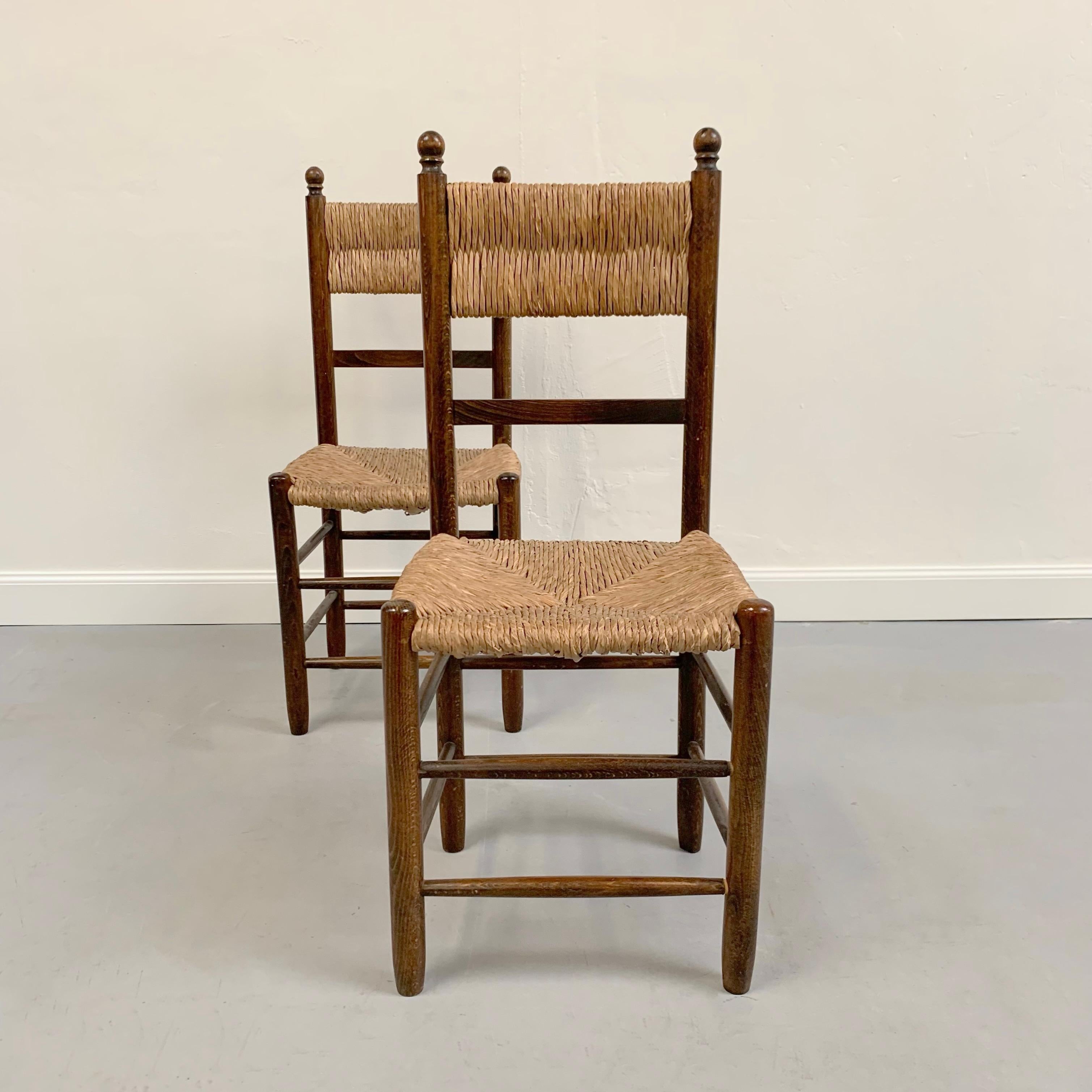 Set di sei sedie in quercia e paglia del Medioevo, circa 1960, Francia. in vendita 3