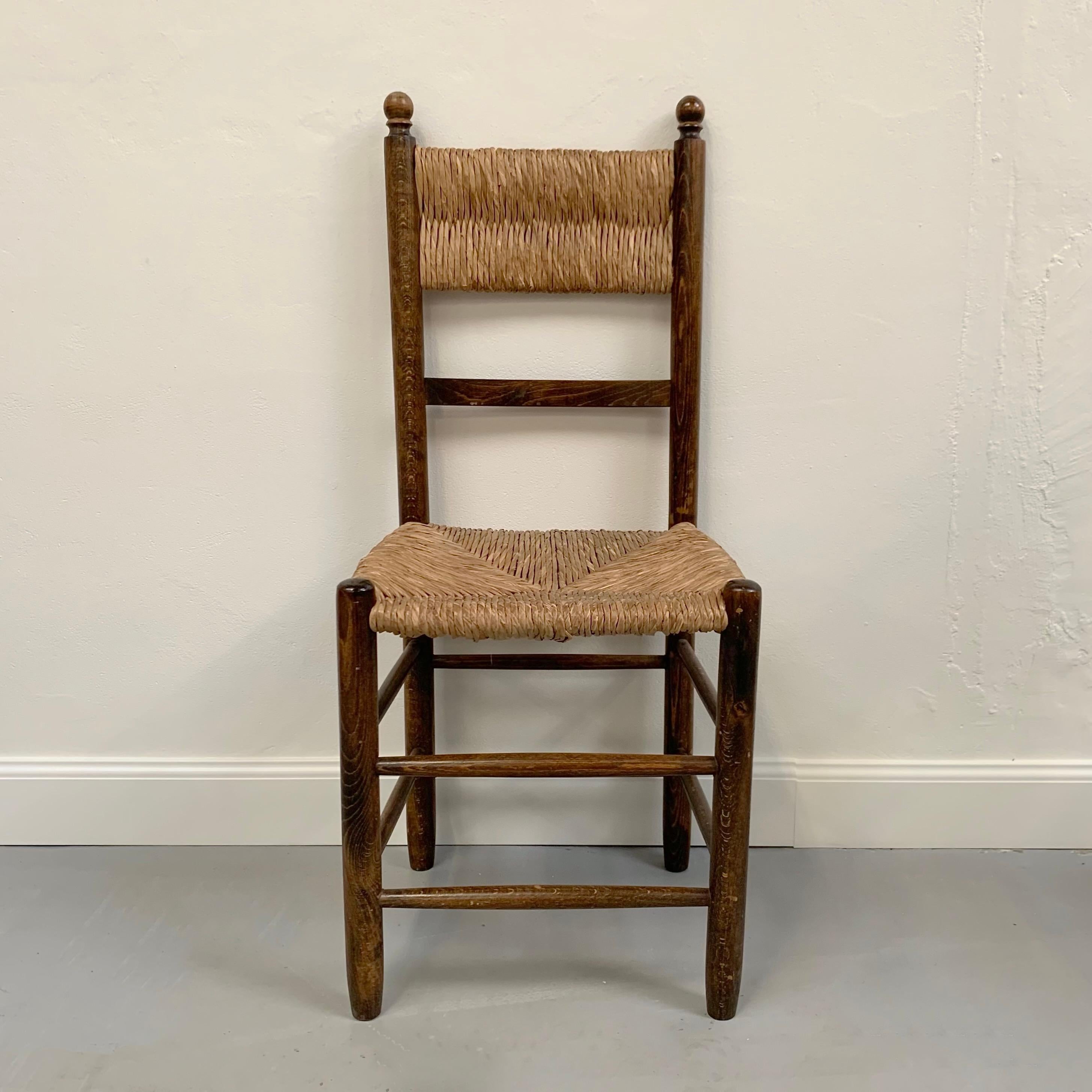 Set di sei sedie in quercia e paglia del Medioevo, circa 1960, Francia. in vendita 5