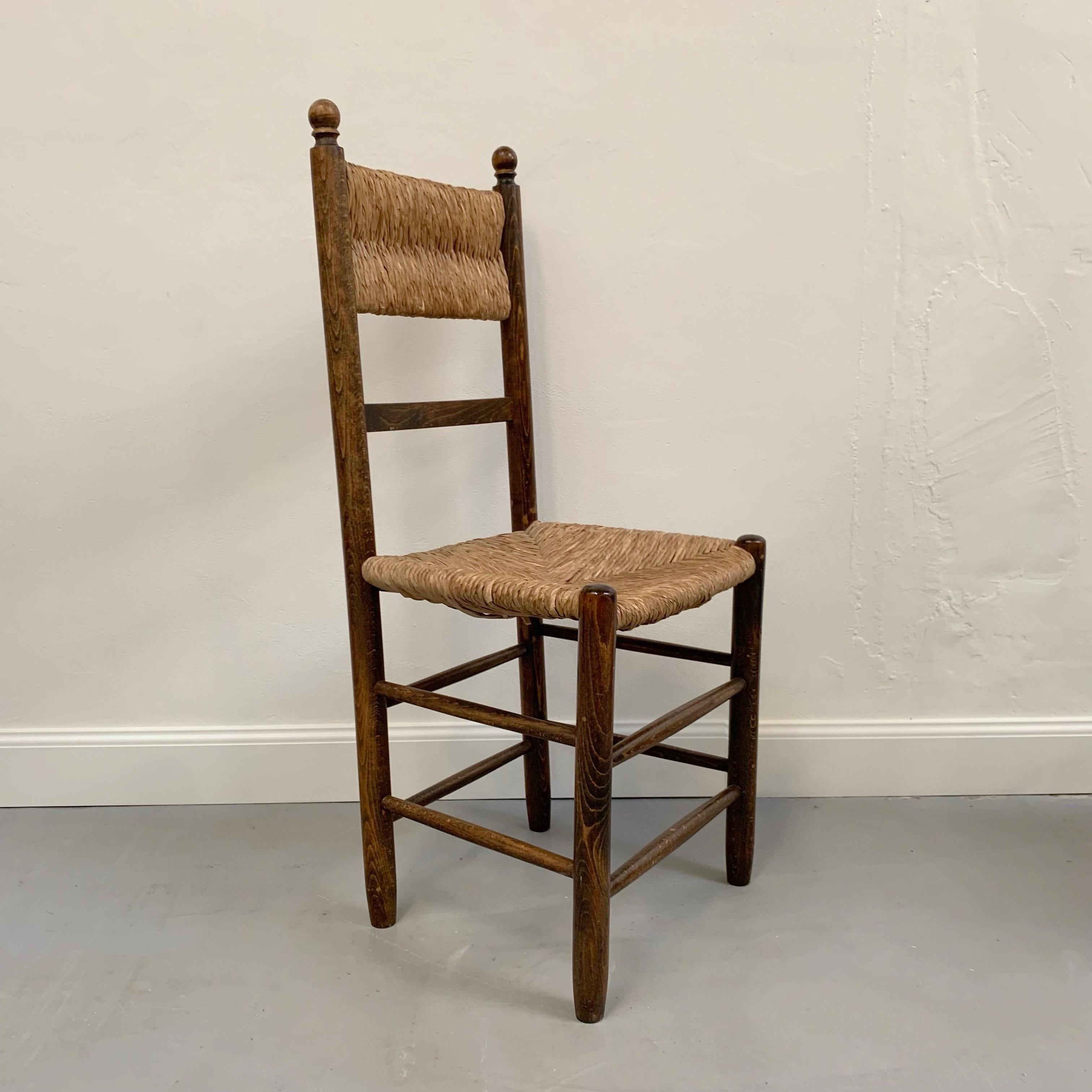 Set di sei sedie in quercia e paglia del Medioevo, circa 1960, Francia. in vendita 6