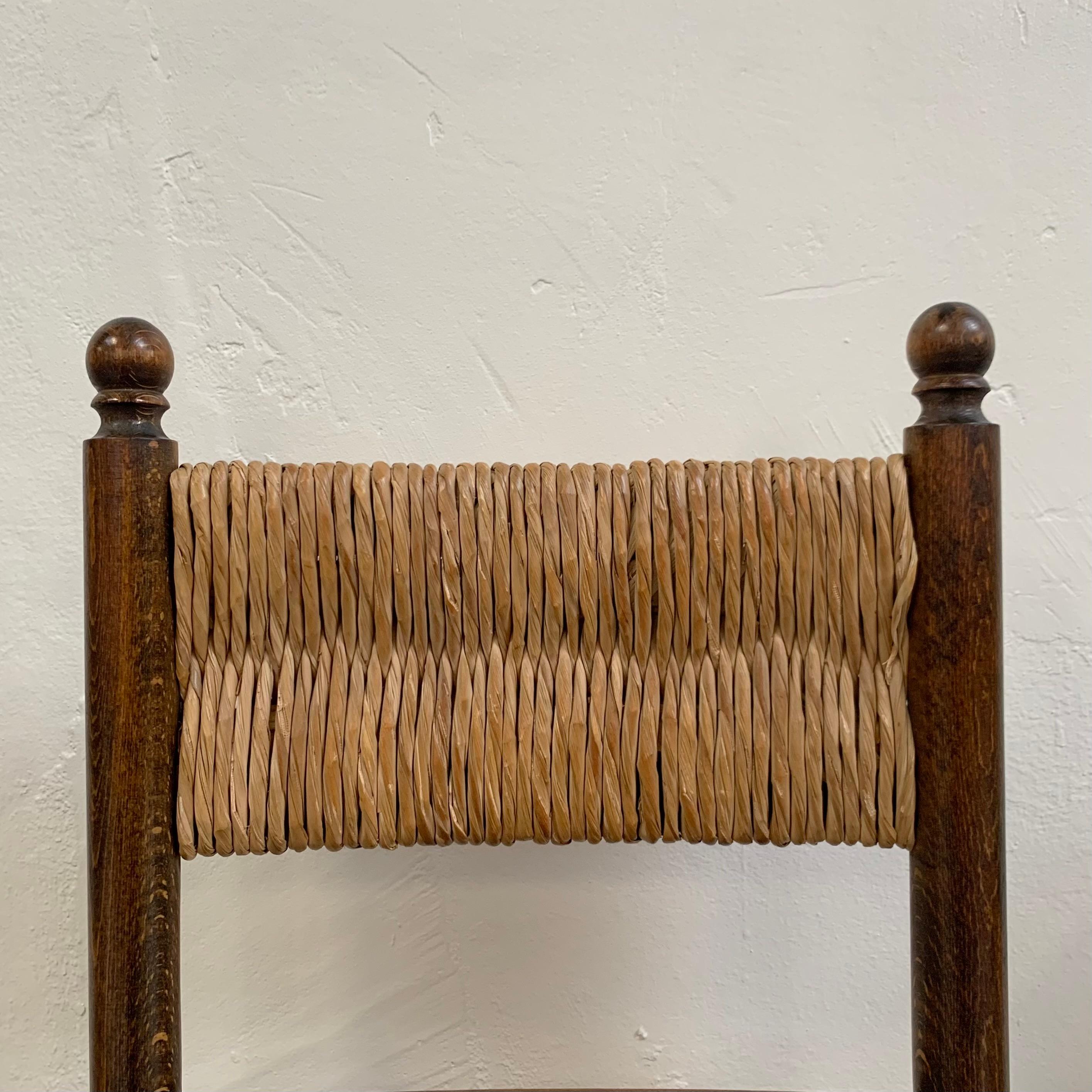 Set di sei sedie in quercia e paglia del Medioevo, circa 1960, Francia. in vendita 7