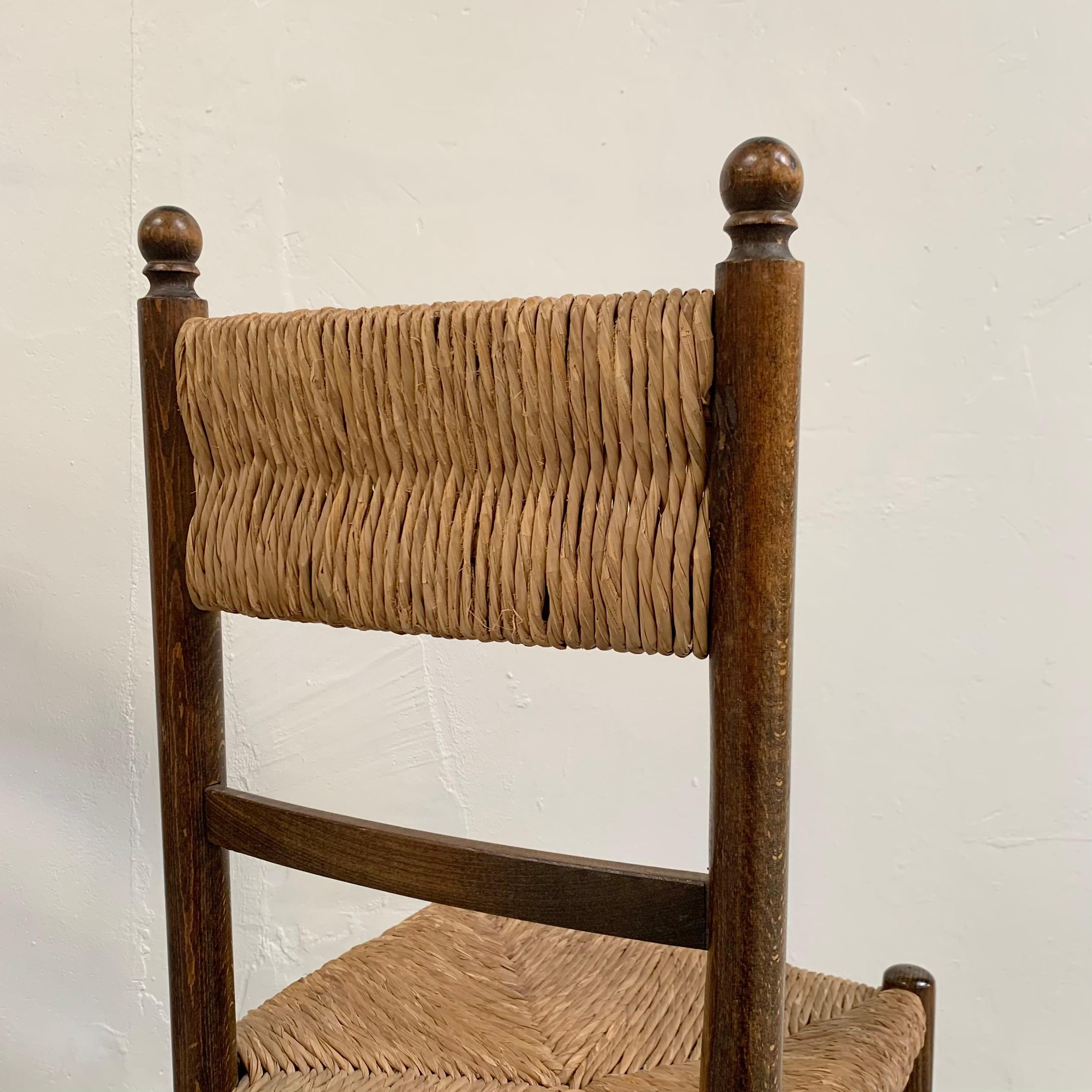 Set di sei sedie in quercia e paglia del Medioevo, circa 1960, Francia. in vendita 8