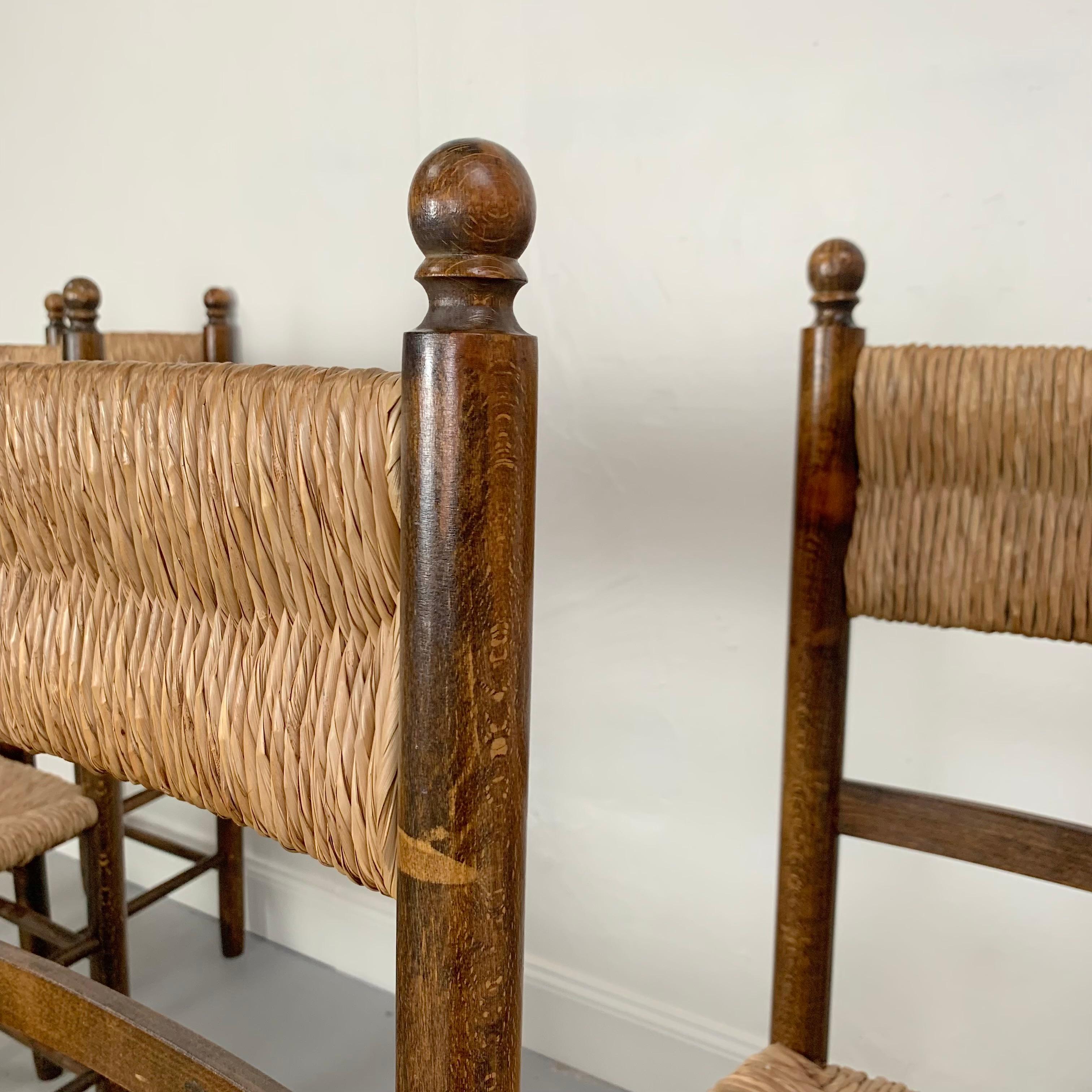 Set di sei sedie in quercia e paglia del Medioevo, circa 1960, Francia. in vendita 9