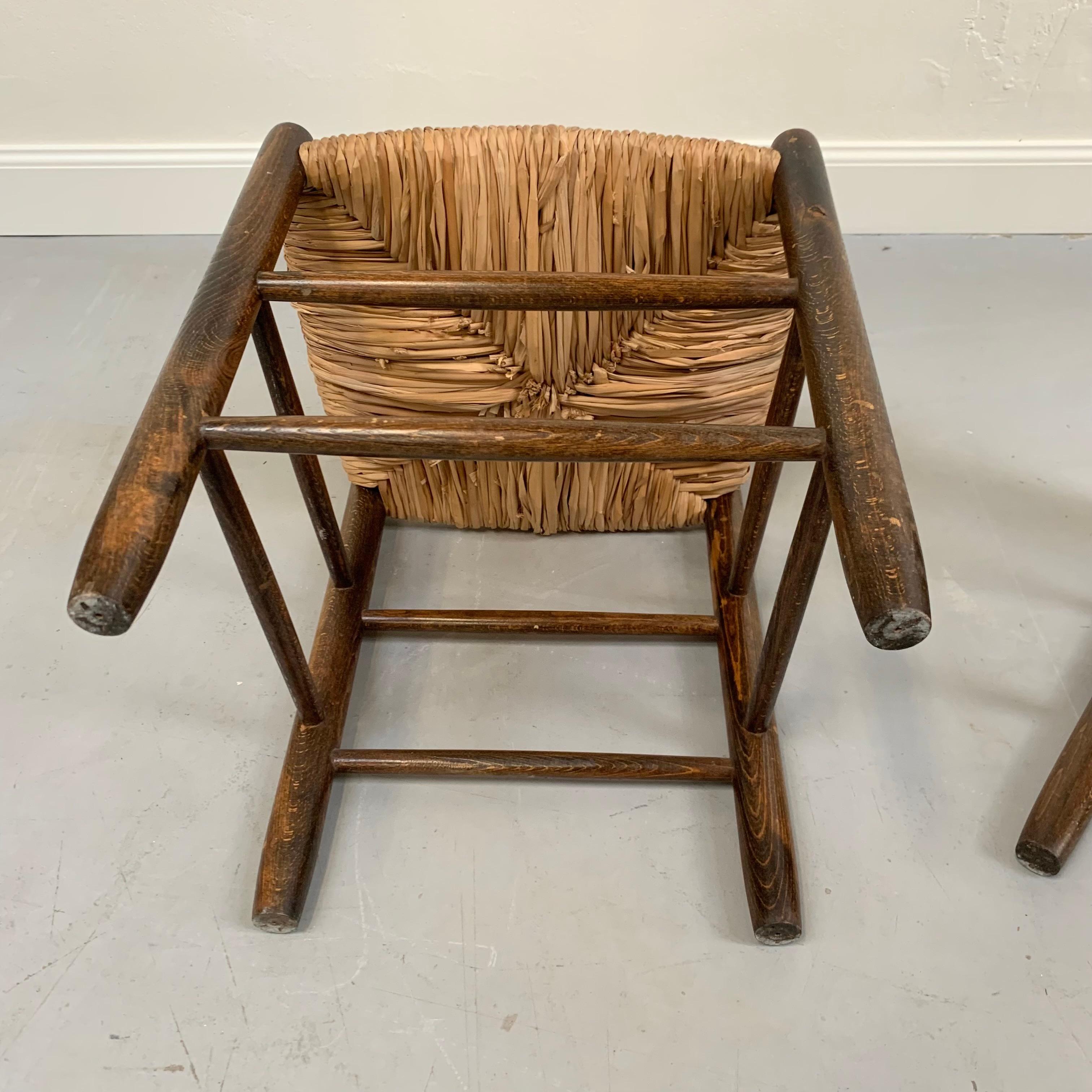 Set di sei sedie in quercia e paglia del Medioevo, circa 1960, Francia. in vendita 11