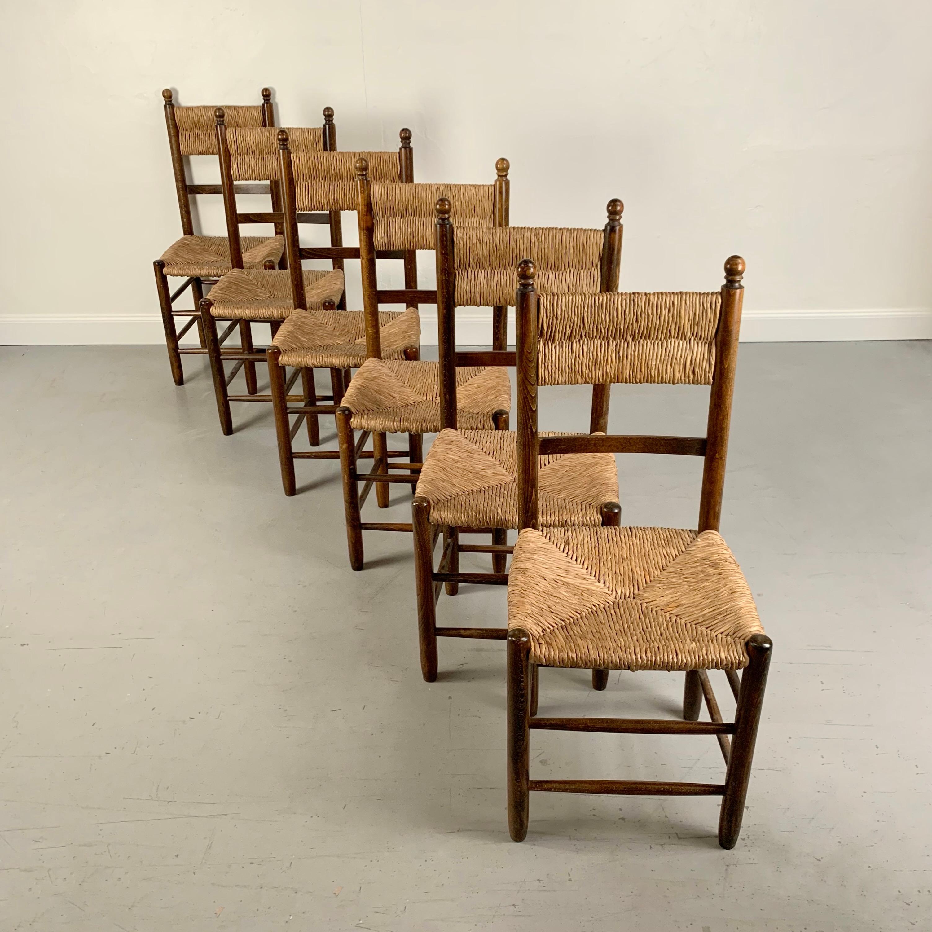Set di sei sedie in quercia e paglia del Medioevo, circa 1960, Francia. In condizioni buone in vendita a Brussels, BE