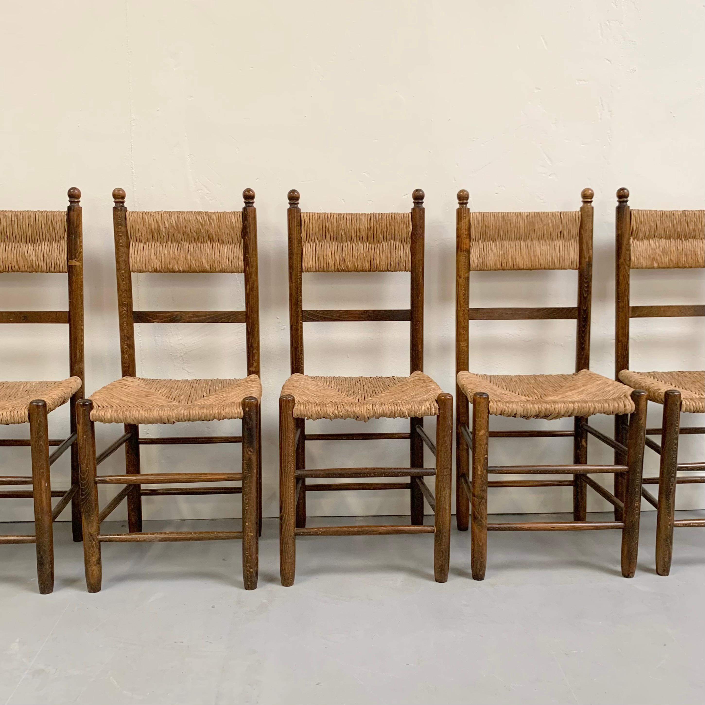 Set di sei sedie in quercia e paglia del Medioevo, circa 1960, Francia. in vendita 1