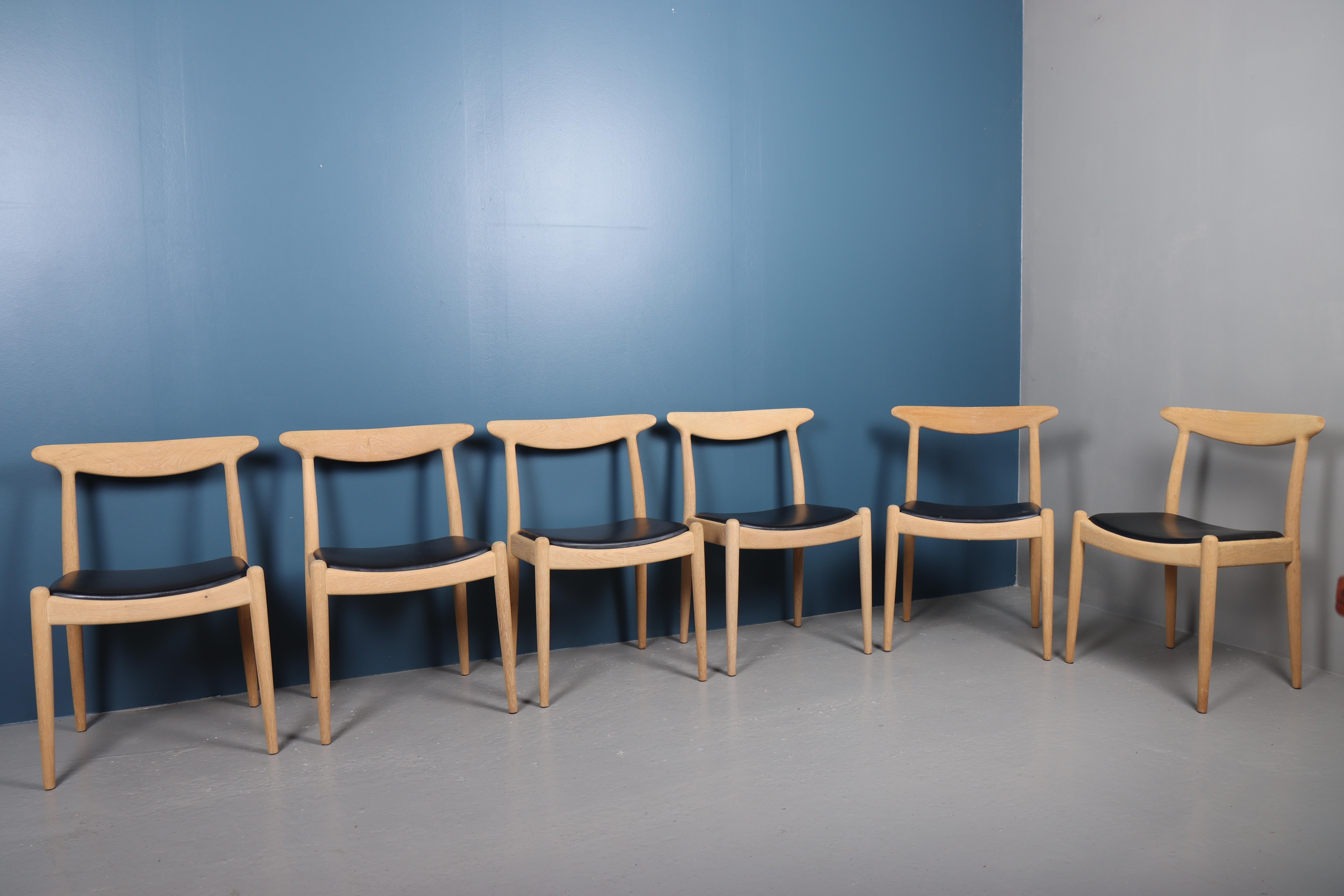 Un ensemble de six chaises latérales modèle 