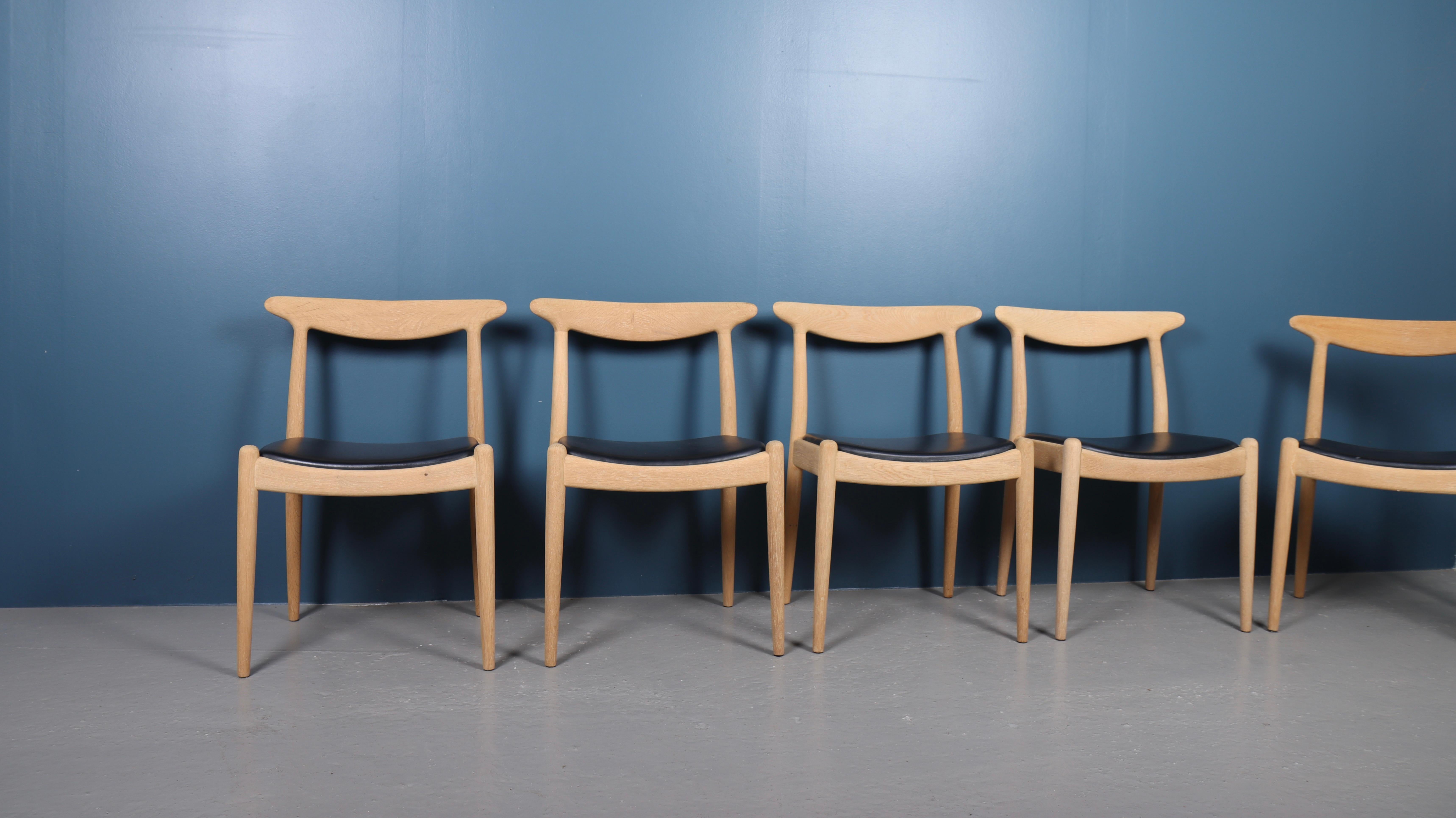 Scandinavian Modern Set of Six Midcentury Side Chairs in Oak and Patinated Leather by Hans Wegner For Sale