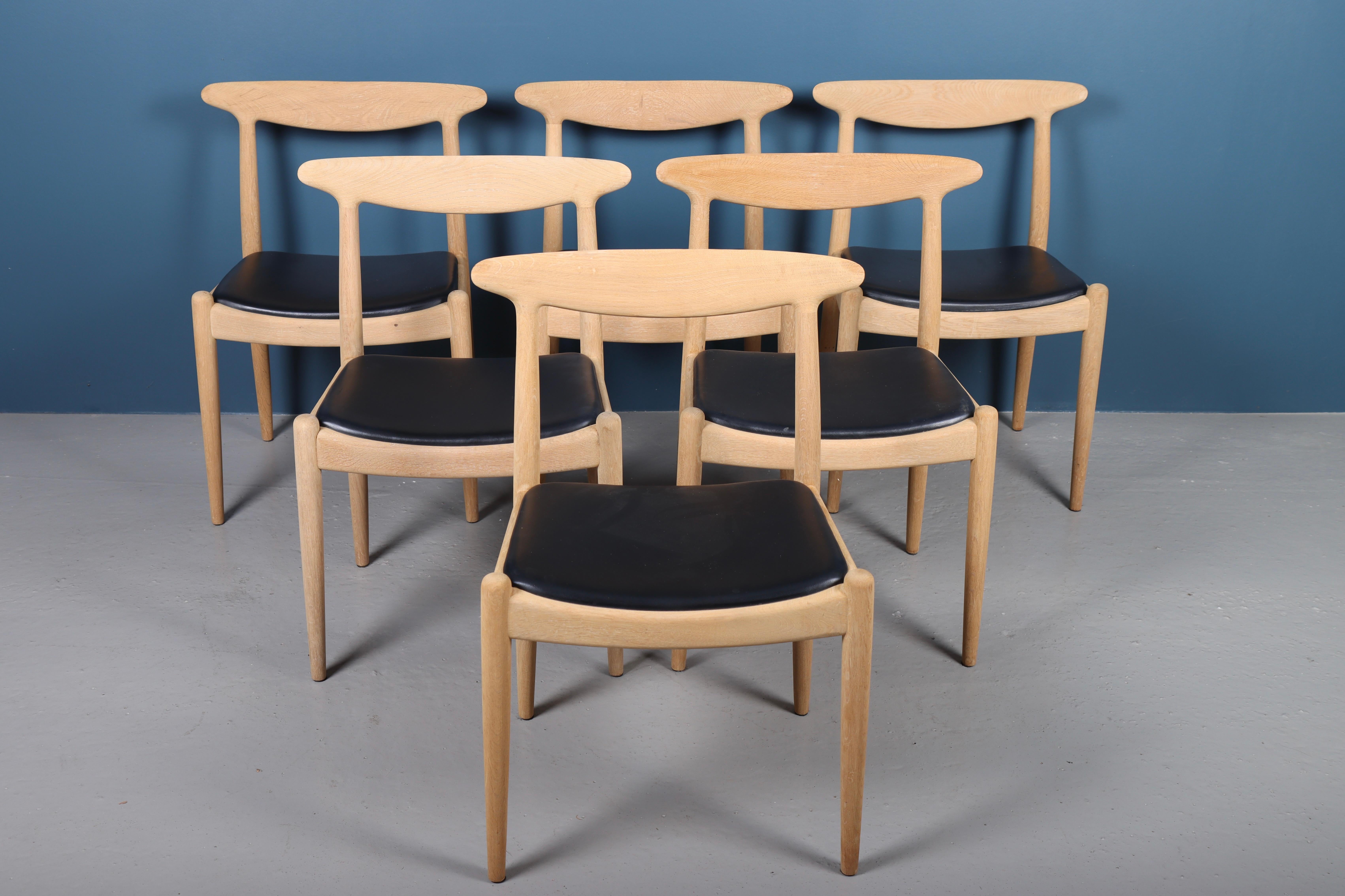Set of Six Midcentury Side Chairs in Oak and Patinated Leather by Hans Wegner In Good Condition For Sale In Lejre, DK